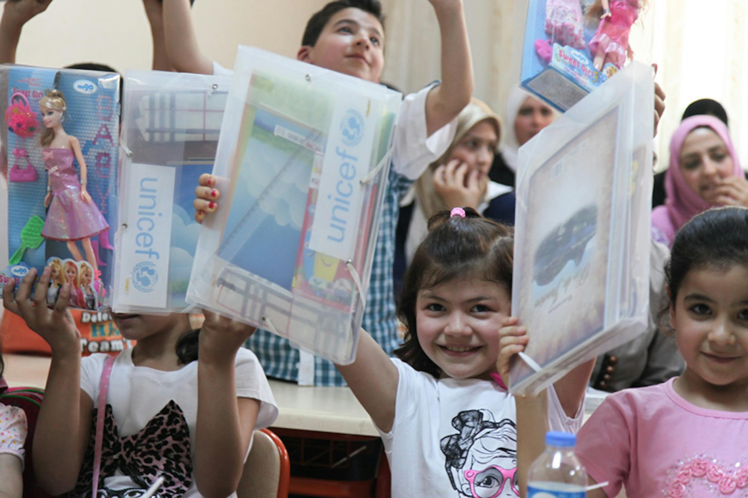 Alunni siriani rifugiati a Urfa (Turchia) mostrano i materiali didattici ricevuti dall'UNICEF - ©UNICEF Turchia/2013/K.Feyizoglu