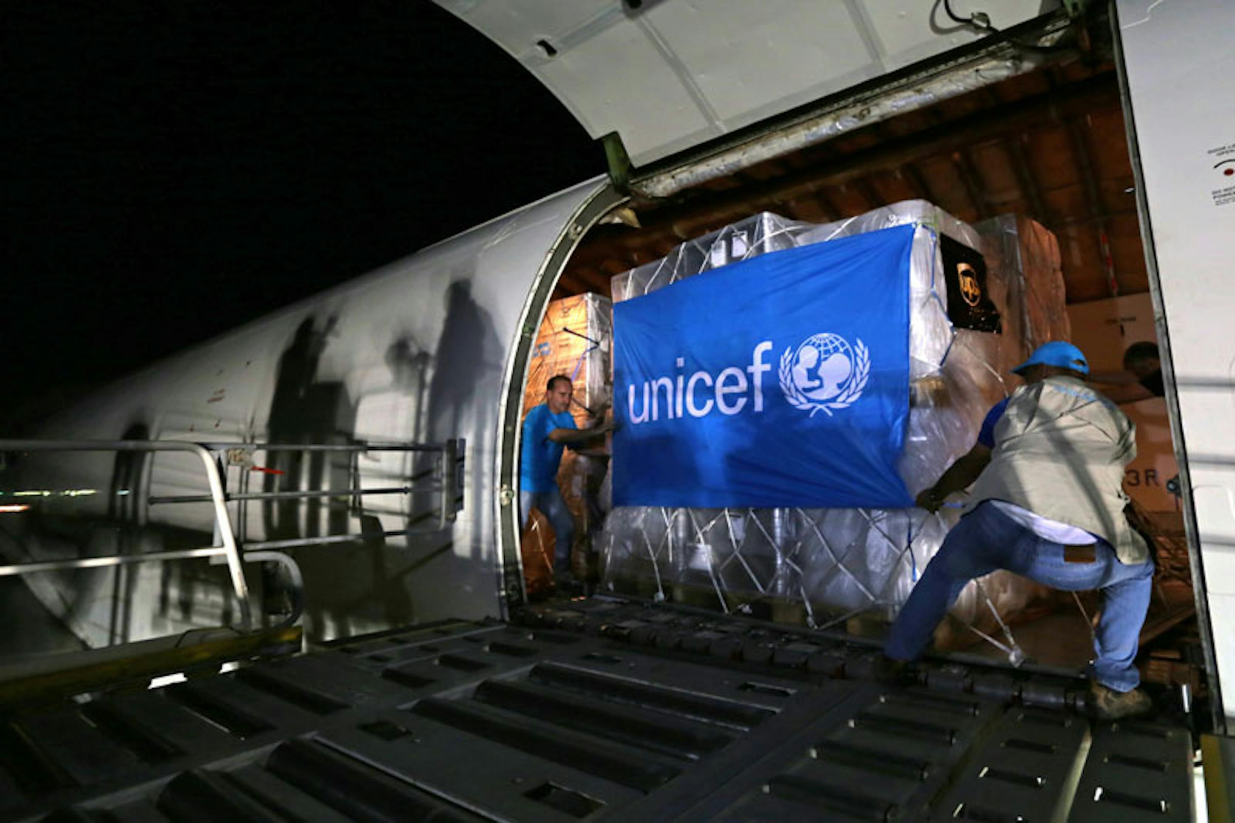 L'arrivo all'aeroporto di Erbil (Iraq) di un cargo con aiuti UNICEF per i bambini siriani nei campi profughi iracheni - ©UNICEF Iraq/2013/Aziz