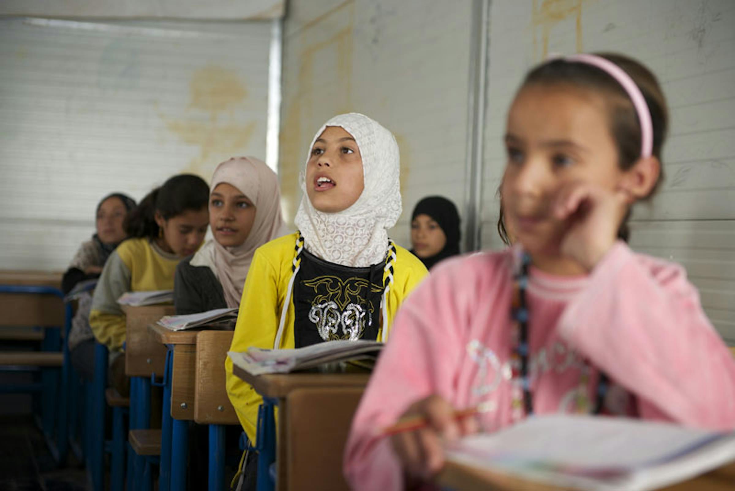 Zainab, 11 anni, è una delle 15.000 bambine e bambini iscritti nelle scuole installate dall'UNICEF nell'immenso campo profughi di Zaatari, in Giordania - ©UNICEF/NYHQ2013-0561/S.Noorani