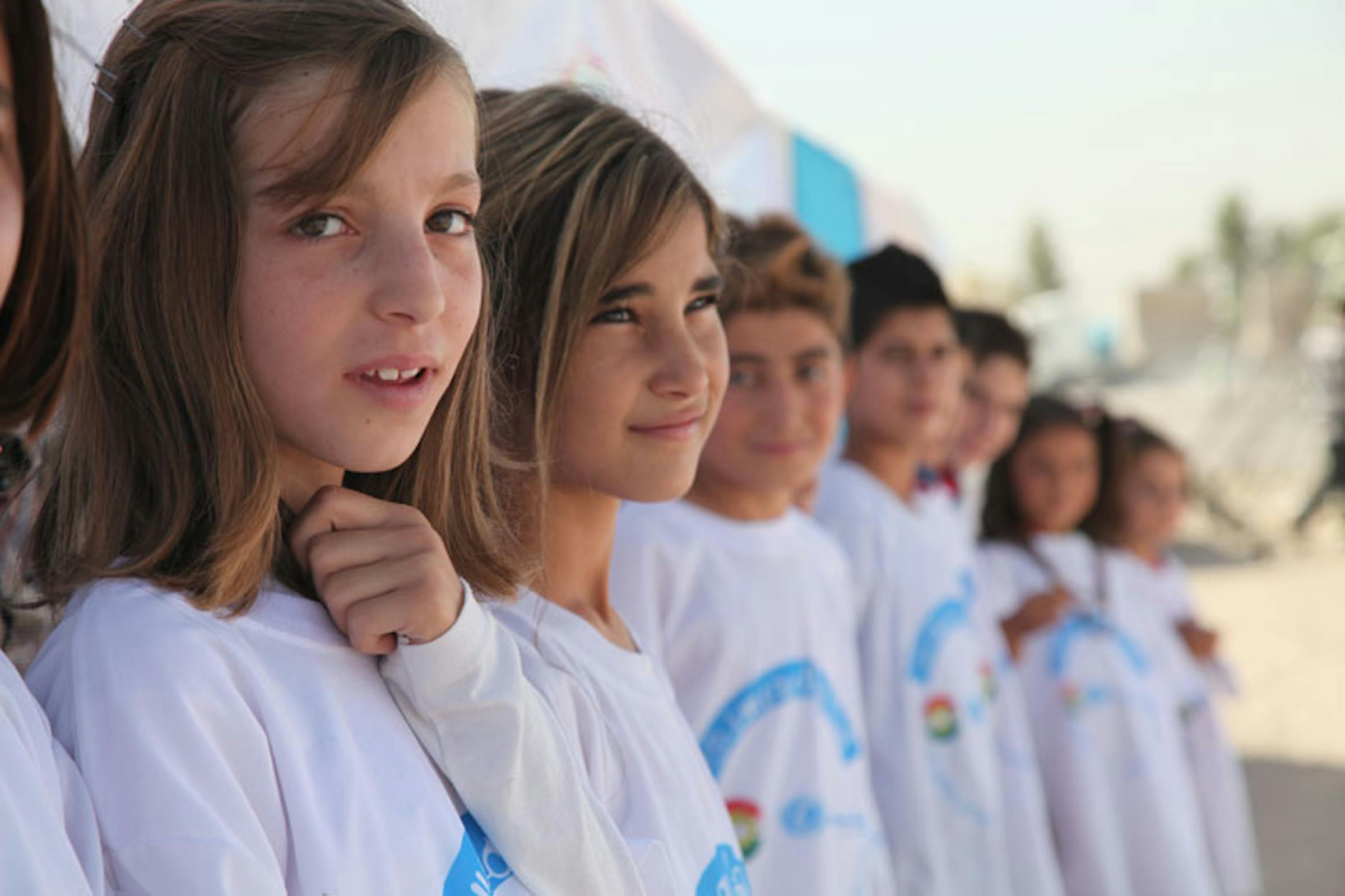 Alunne siriane alla cerimonia di inaugurazione dell'anno scolastico nel campo profughi di Baherka, nei pressi di Erbil (Iraq), settembre 2013 - ©UNICEF Iraq/2013/Chris Niles