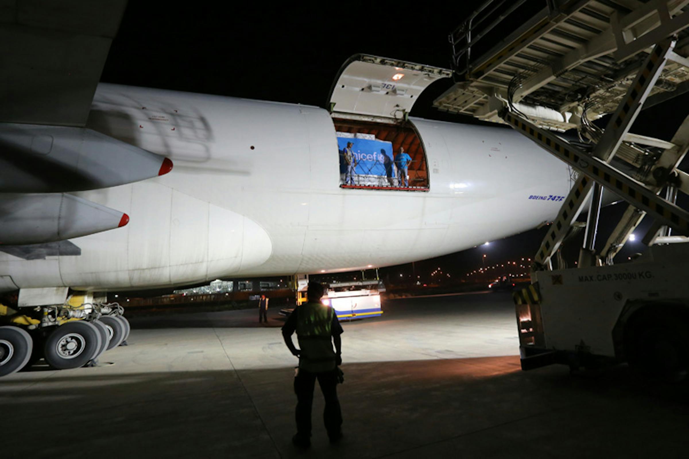 Un cargo con 100 tonnellate di aiuti umanitari UNICEF per i profughi siriani appena atterrato all'aeroporto Erbil (Iraq) - ©UNICEF/NYHQ2013-0519/Aziz