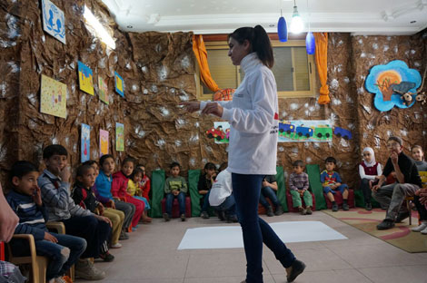 Un momento di una sessione di educazione all'igiene in uno Spazio a misura di bambini nei pressi di Damasco. L'animatrice sta insegnando ai bambini una filastrocca sull'importanza della pulizia personale - ©UNICEF Siria/2013/Iman Morooka