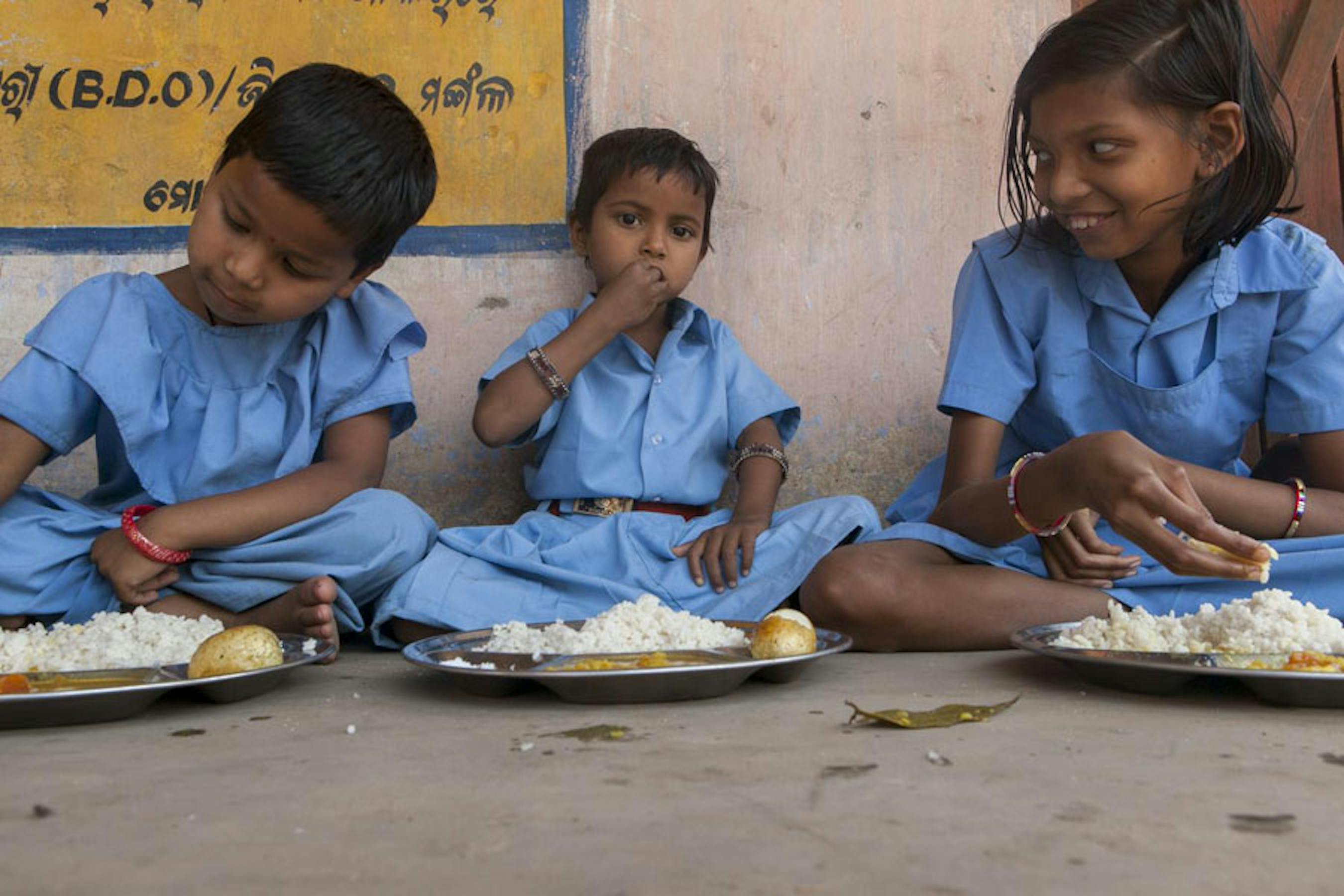 Il pasto di mezzogiorno in una scuola per l'infanzia del villaggio di Baluka, nello stato indiano dell'Odisha - ©UNICEF India/2013-0051/Prashanth Wishwanathanjpg