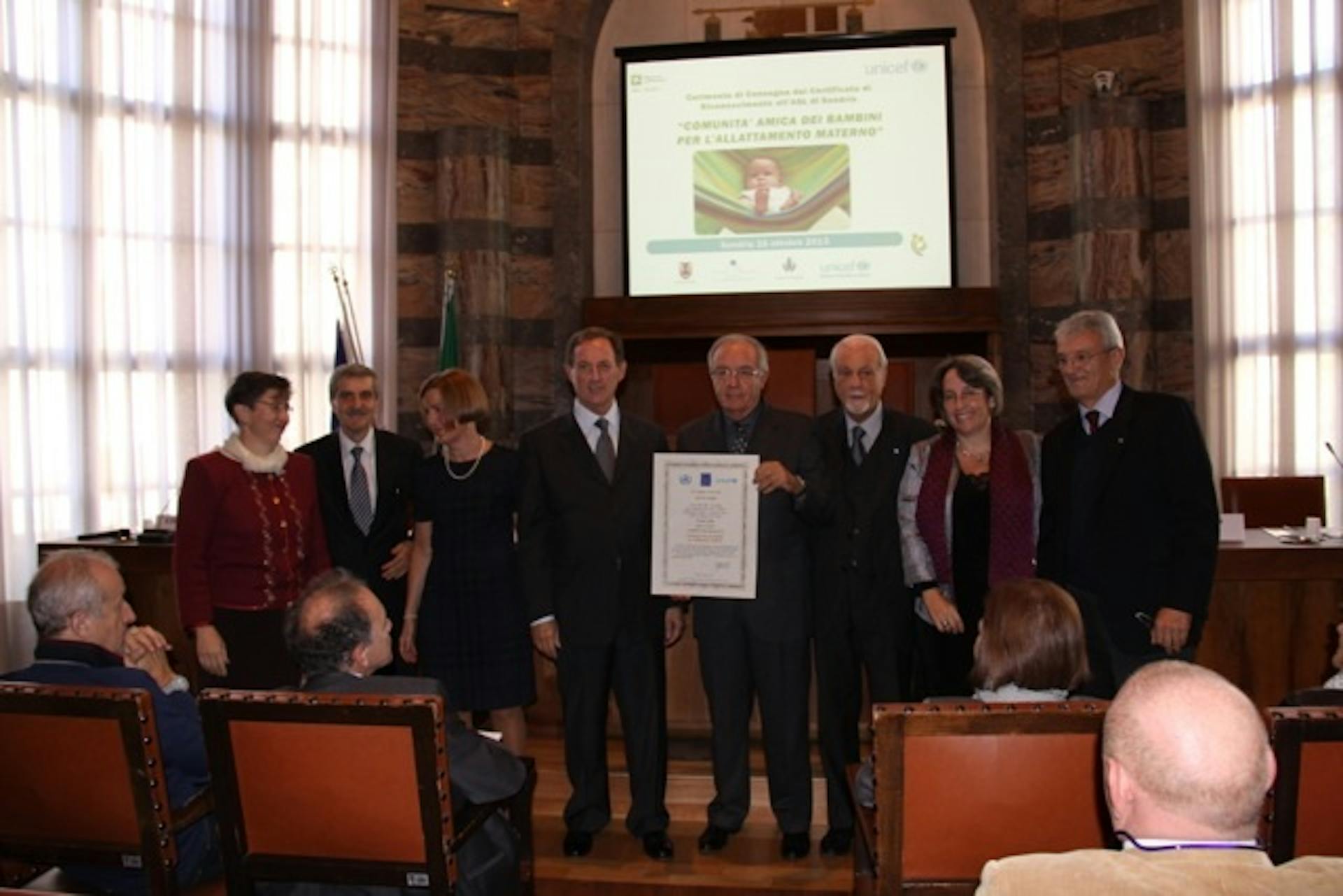 Il Presidente dell'UNICEF Italia Giacomo Guerrera consegna il riconoscimento di 