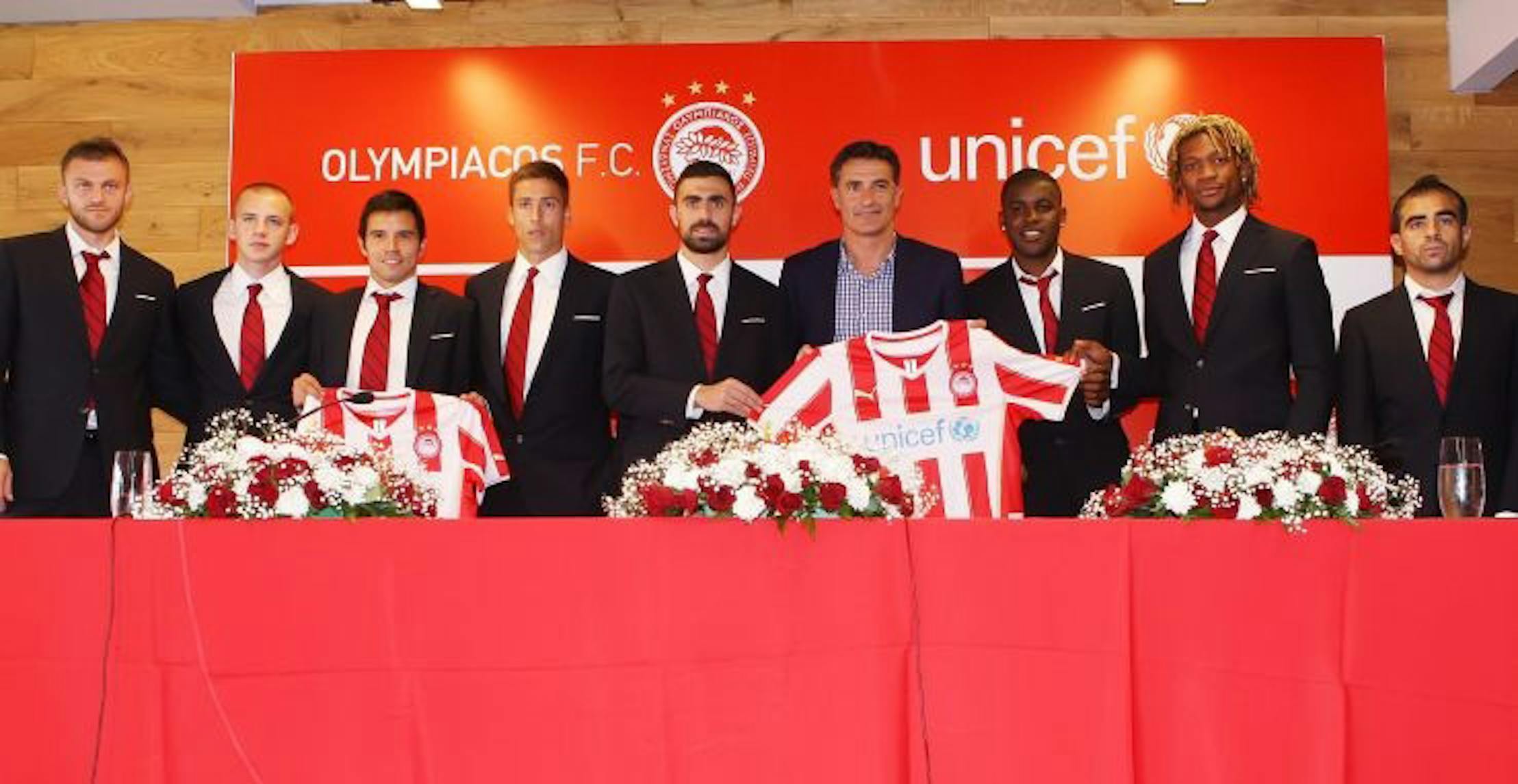 I giocatori dell'Olympiacos Pireo mostrano le nuove maglie con il logo dell'UNICEF - ©SportTime Photo Agency - ArgirisMakris