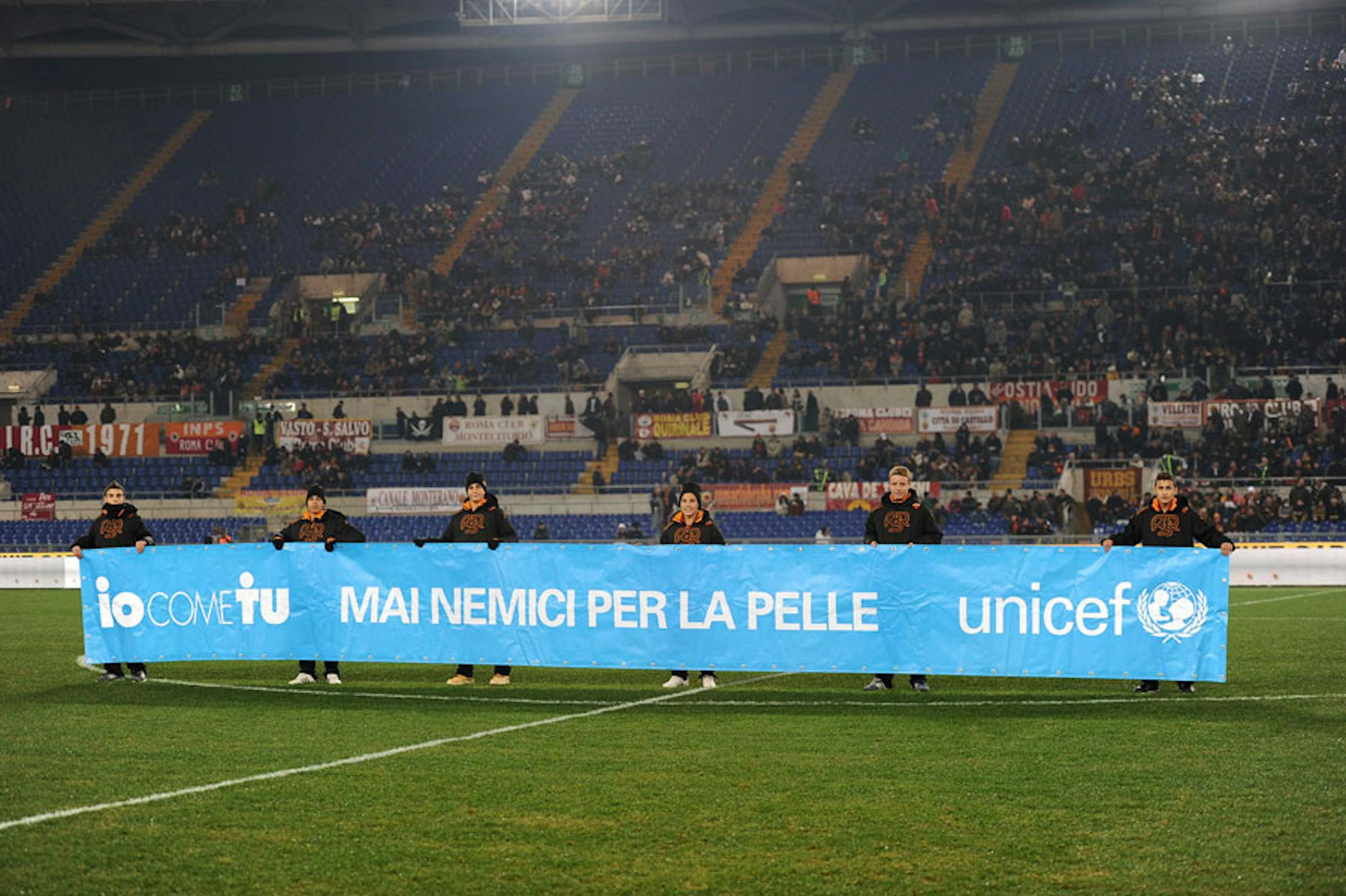 Lo striscione dell'UNICEF che campeggerà negli stadi di serie A nel week-end calcistico del 23-25 novembre 2013