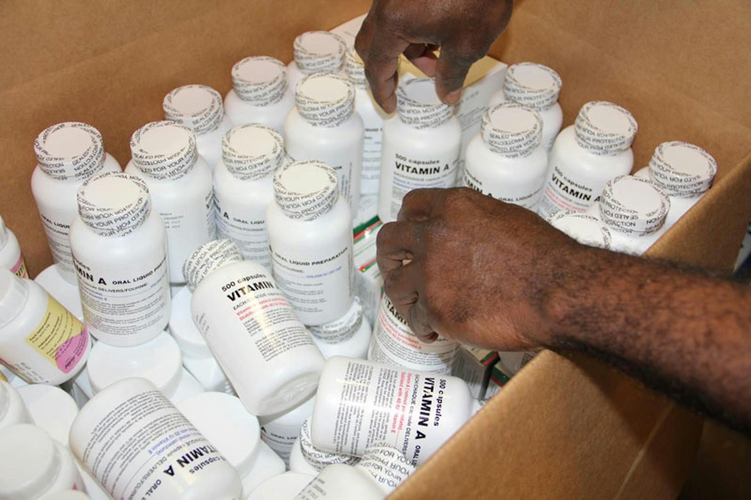 Scorte di vitamina A per la campagna di immunizzazione nelle Filippine vengono preparate per l'invio presso la UNICEF Supply Division di Copenaghen - ©UNICEF Danimarca/2013-0173/Yvonne Thoby