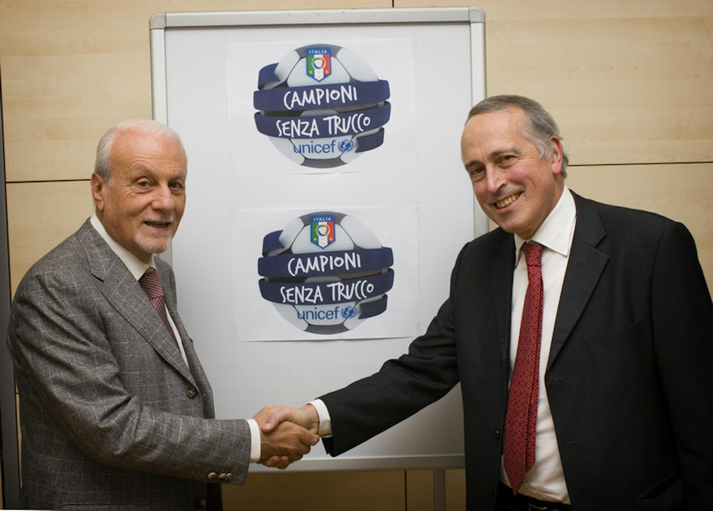 Il presidente dell'UNICEF Italia Giacomo Guerrera con il presidente della FIGC Giancarlo Abete - ©UNICEF Italia/2013/Alessandro Longobardi