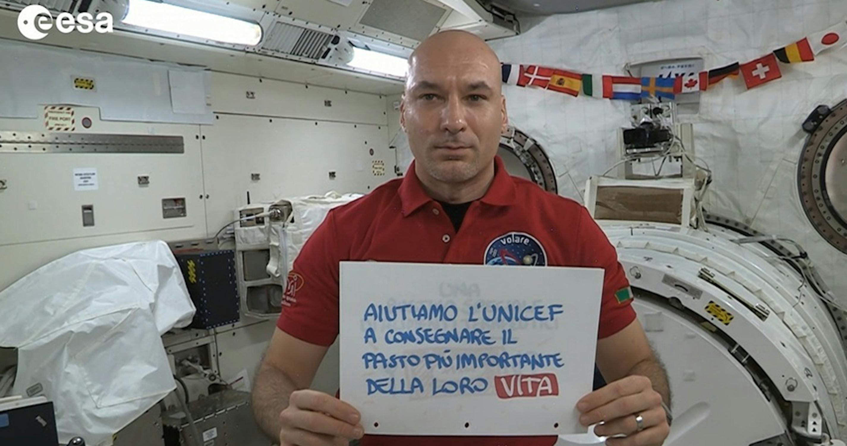 L'astronauta italiano dell'ESA Luca Parmitano con i messaggi della campagna UNICEF contro la malnutrizione infantile