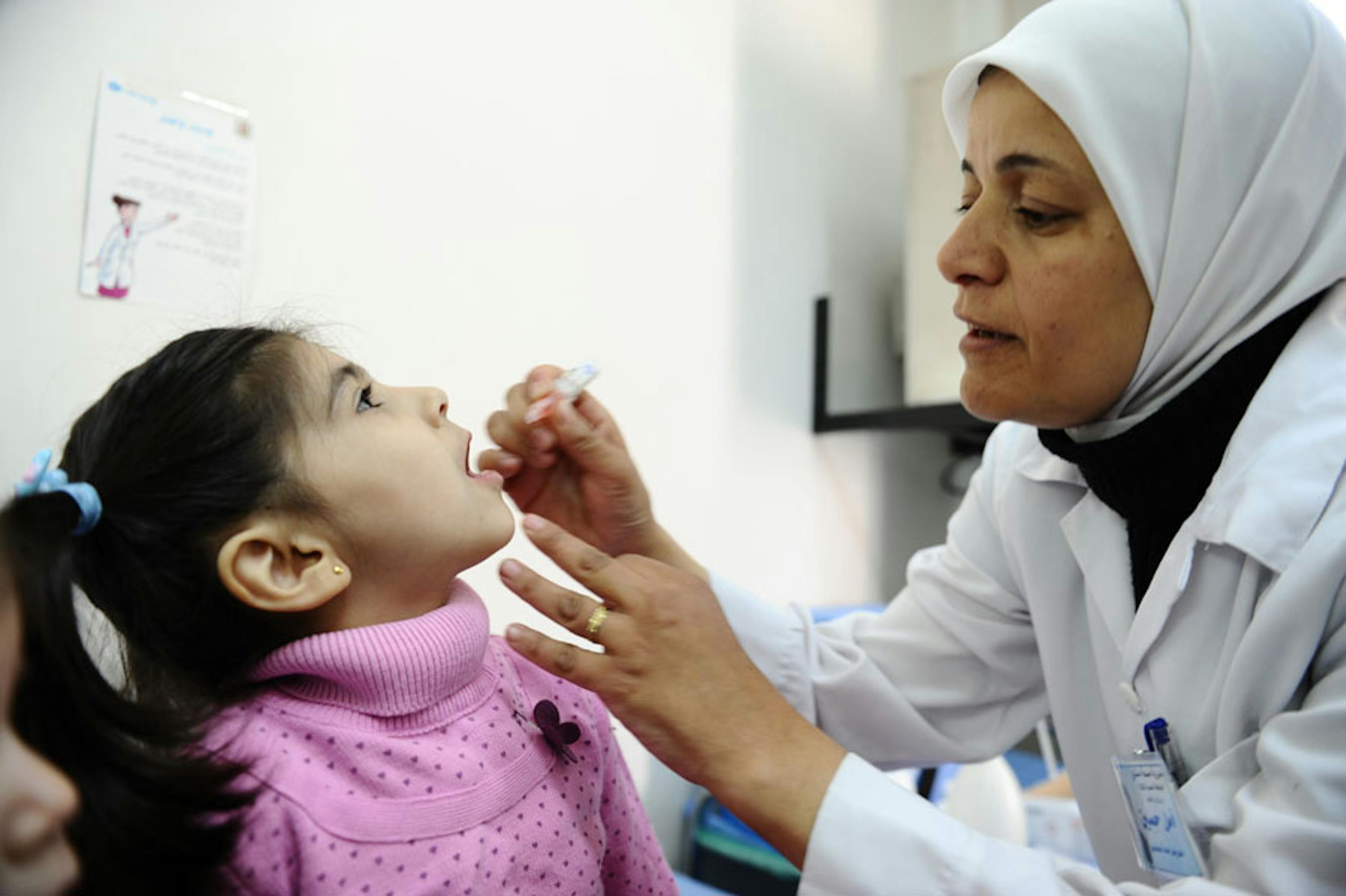 Una bambina viene vaccinata contro la polio in Siria - ©UNICEF Siria/2013/Omar Sanadiki