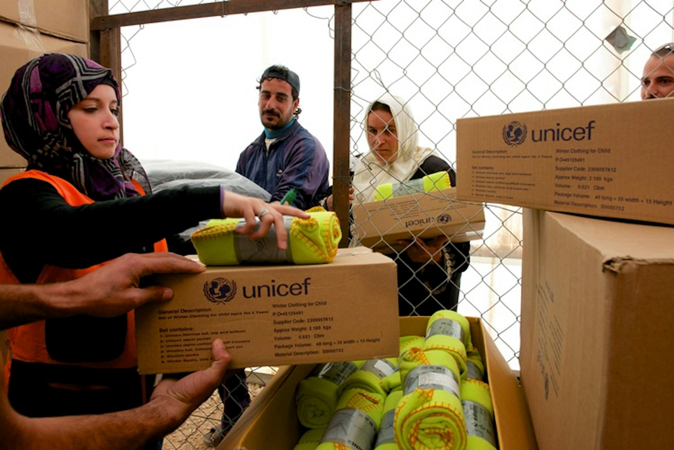 Operazioni di distribuzione di abiti invernali e coperte nel campo per profughi siriani di Za'atari (Giordania), il più grande del Medio Oriente - ©UNICEF Giordania/2013/Shehzad Noorani
