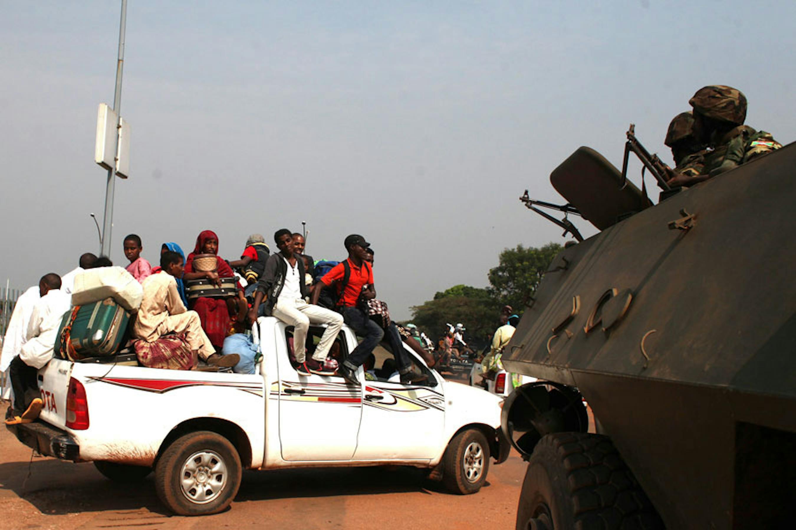 Civili in fuga nei pressi dell'aeroporto di Bangui (Repubblica Centrafricana) - ©Reuters/Andreea Campeanu