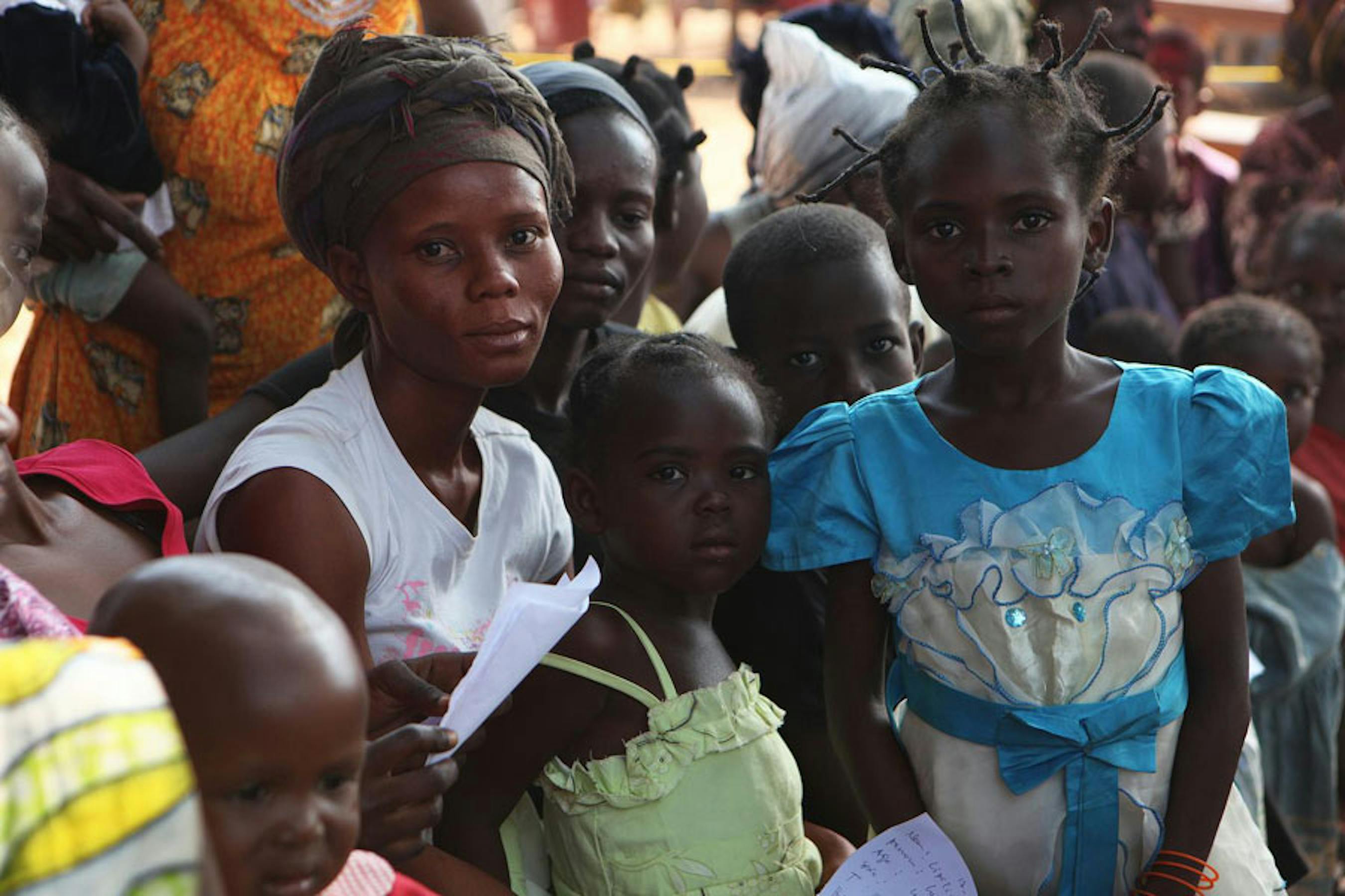 Donne e bambini accampati all'esterno della chiesa di Saint-Jacques a Bangui, capitale della Repubblica Centrafricana - ©UNICEF/NYHQ2013-1286/Pierre Terdjman