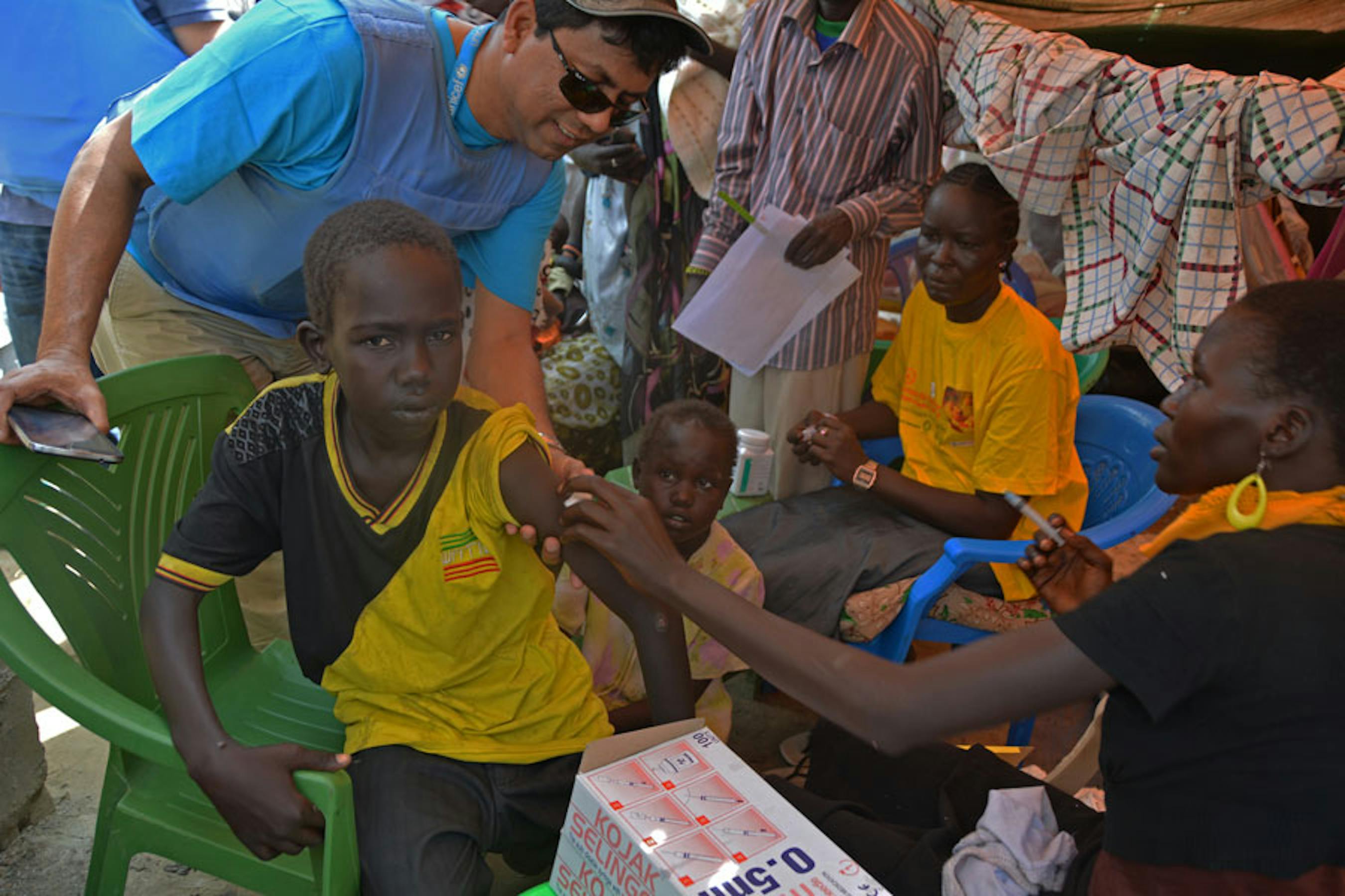 Un operatore sanitario dell'UNICEF impegnato nelle sessioni di vaccinazione contro il morbillo nell'accampamento per sfollati intorno alla base UNMISS a Bor (Sud Sudan) - ©UNICEF/NYHQ2014-0086/Sarah Crowe