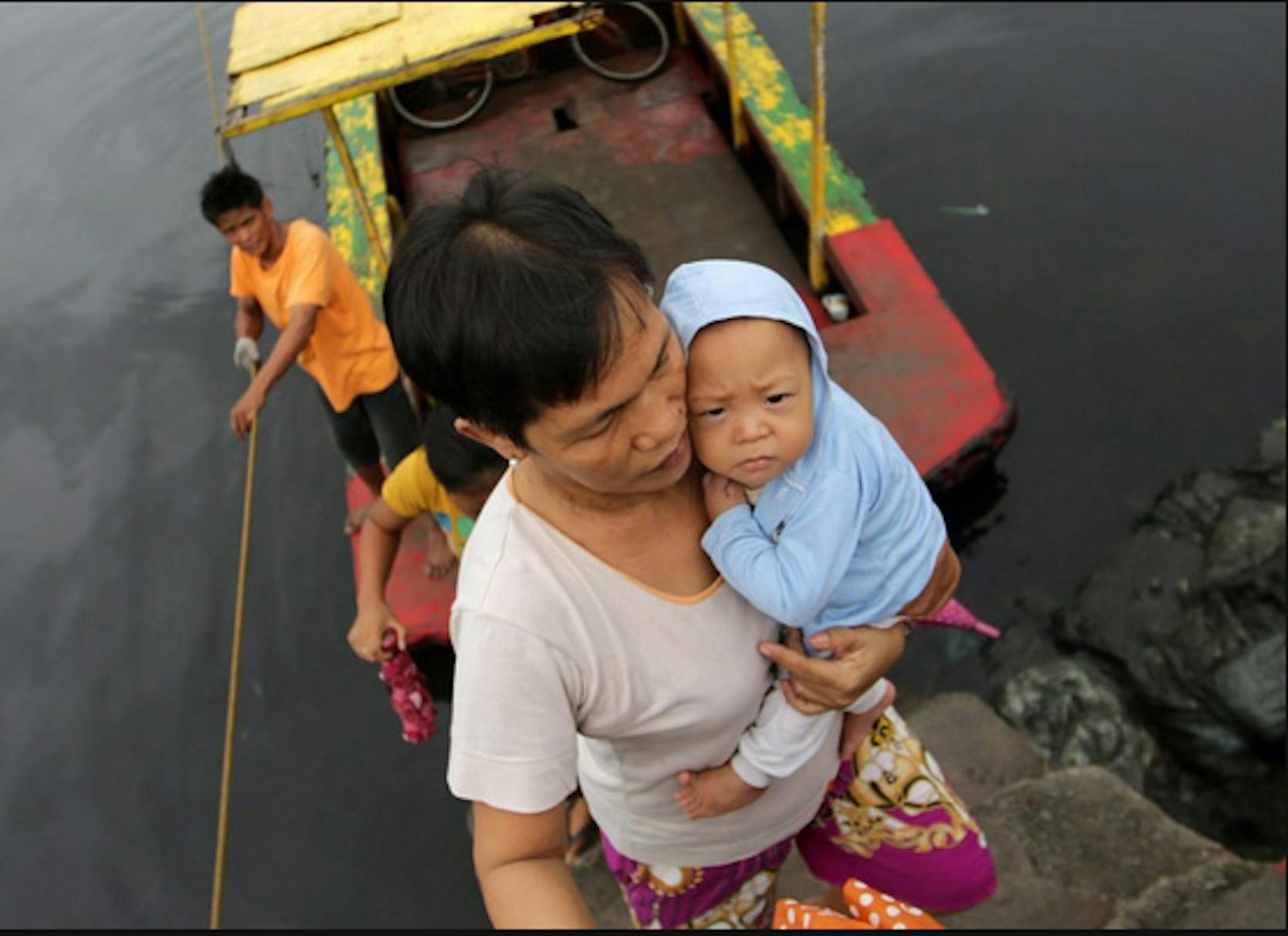 Madre e bambino sopravvissuti al super-tifone Hayan che ha colpito l'8 novembre 2013 le Filippine - ©Francis Malasig/EPA/2013