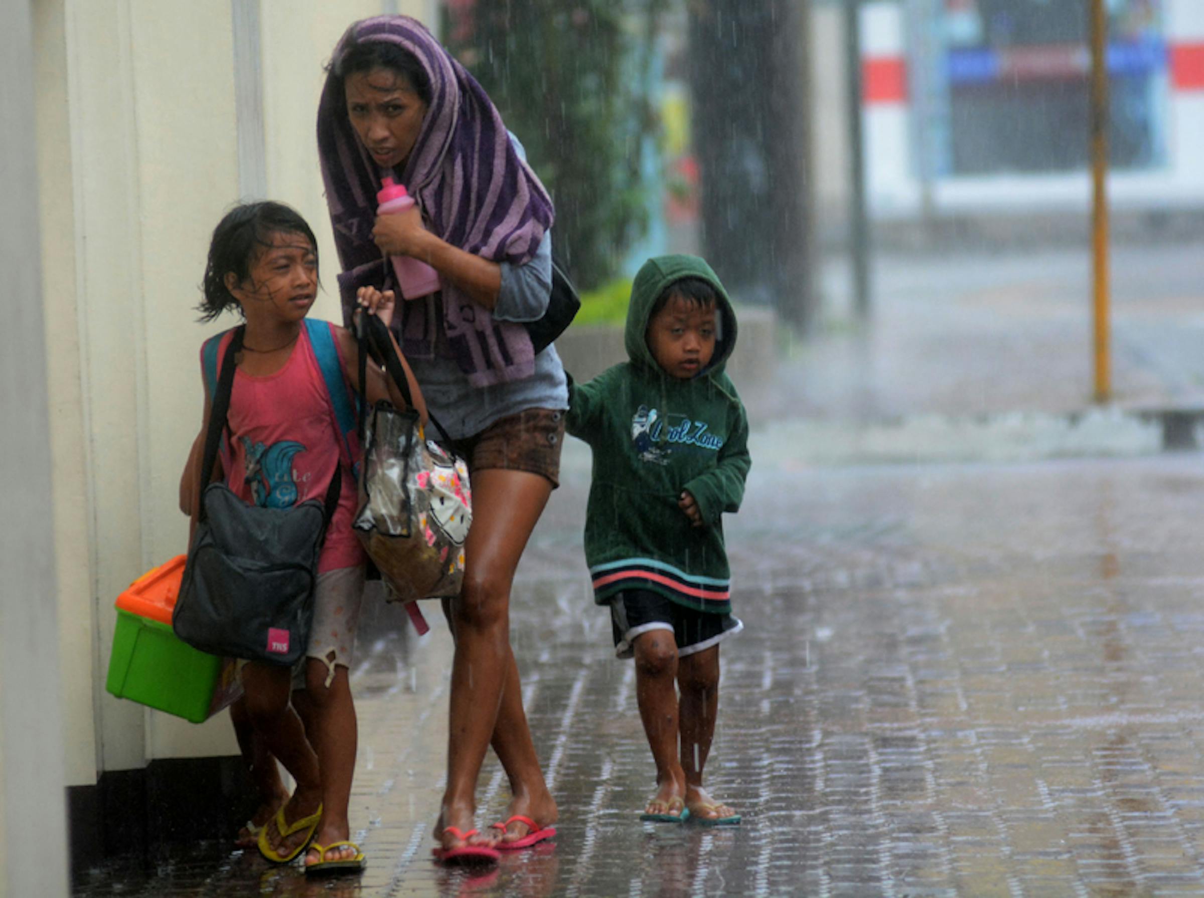 Una donna con i suoi figli cerca riparo dal tifone Haiyan a Cebu City, Filippine centrali -  ©AFP Photo