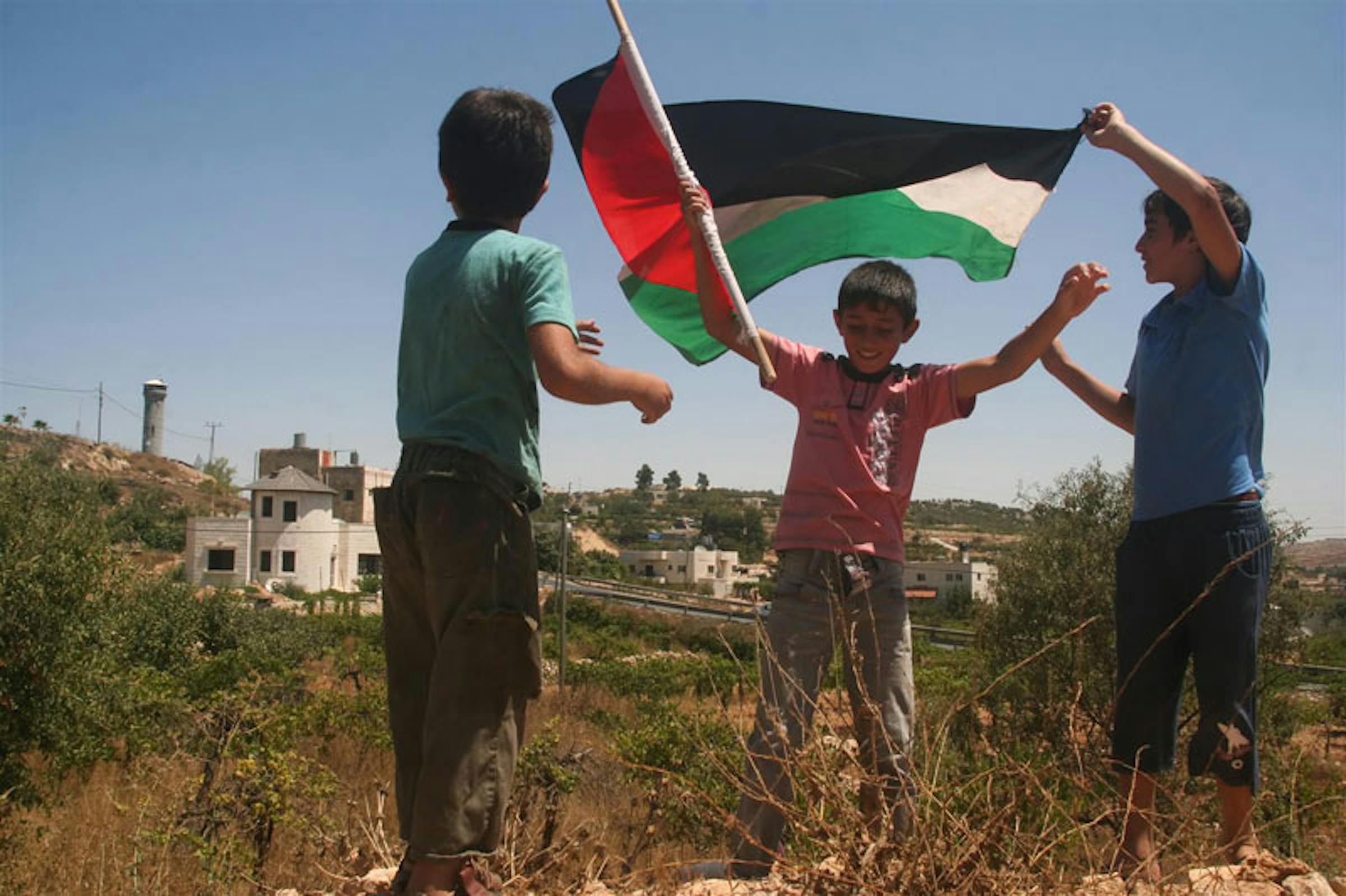 Un bambino palestinese di 10 anni festeggia con i suoi amici dopo essere stato rilasciato dalle autorità israeliane: era stato arrestato per lancio di pietre - ©UNICEF/NYHQ2011-1509/Mouhssine Ennaimi