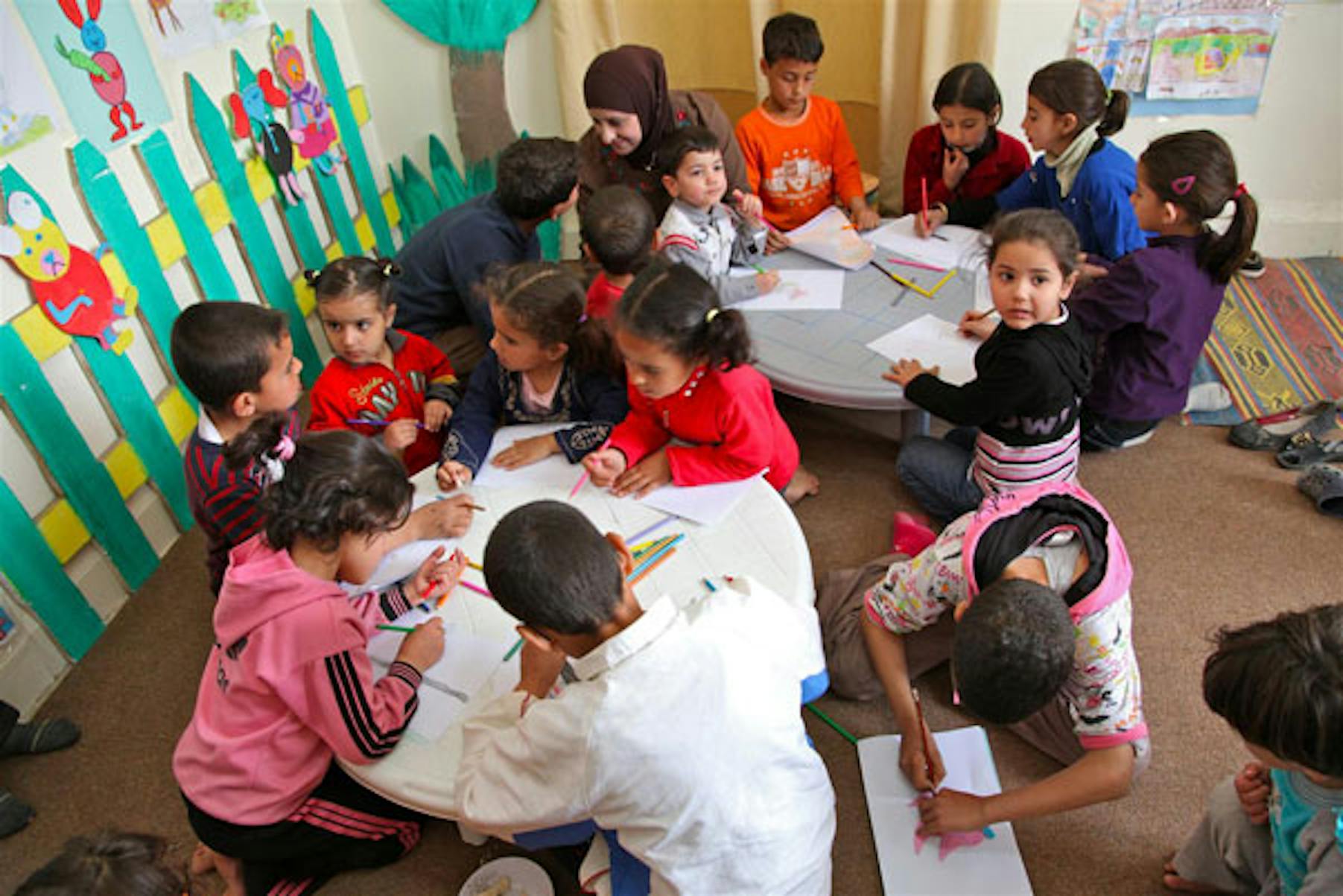 lezione di educazione artistica per un gruppo di bambini siriani rifugiati a Ramtha (Giordania) - ©UNICEF/NYHQ2012-0198/Giacomo Pirozzi