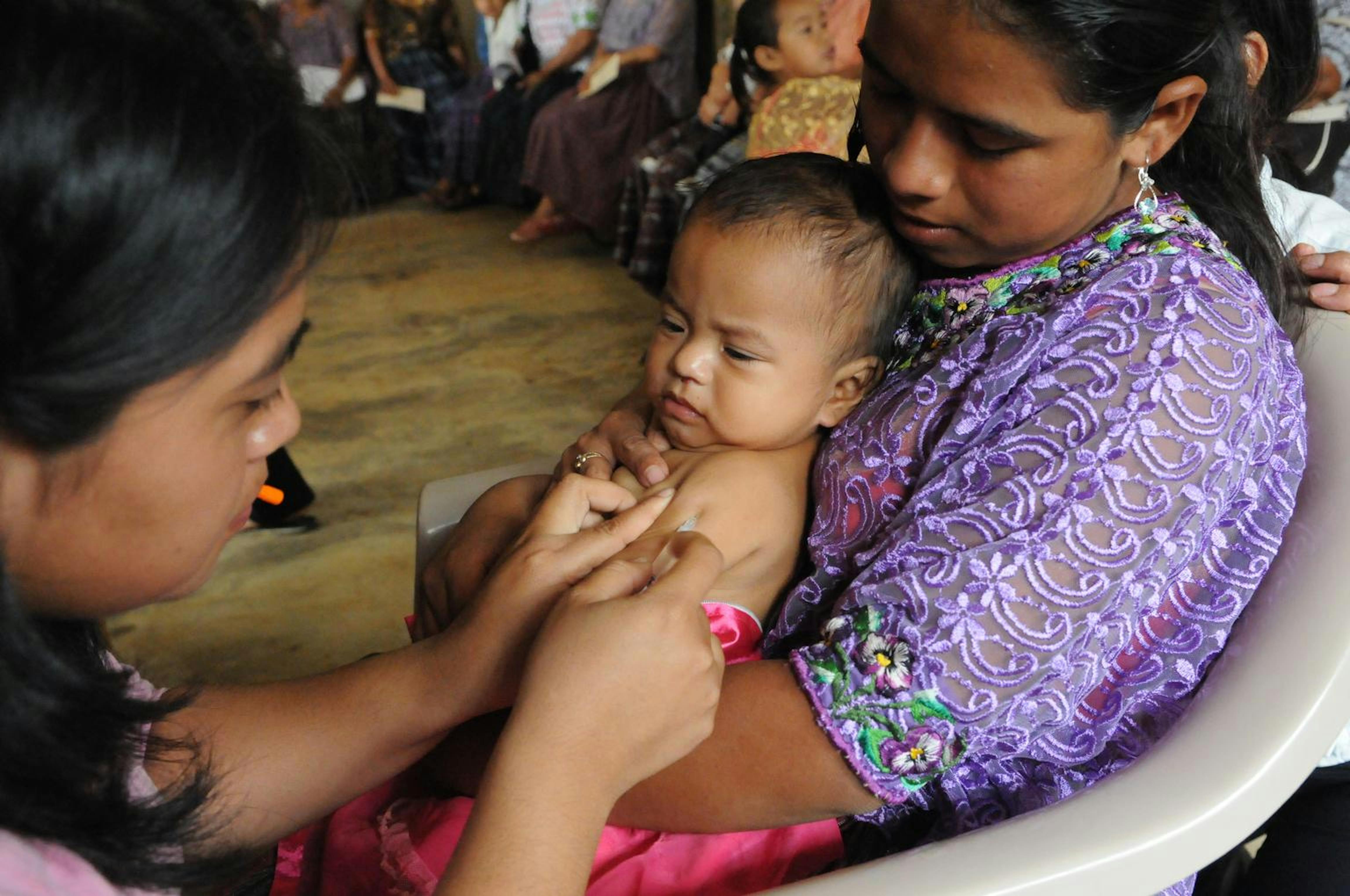 Yesica (1 anno) riceve una dose di vaccino nella comunità di etnia Maya di Corosal (Guatemala). Grazie alla meticolosa copertura vaccinale, in Sudamerica non si verificano più casi di morbillo endemico dal 2002 - ©UNICEF/NYHQ2012-2243/S.Markisz