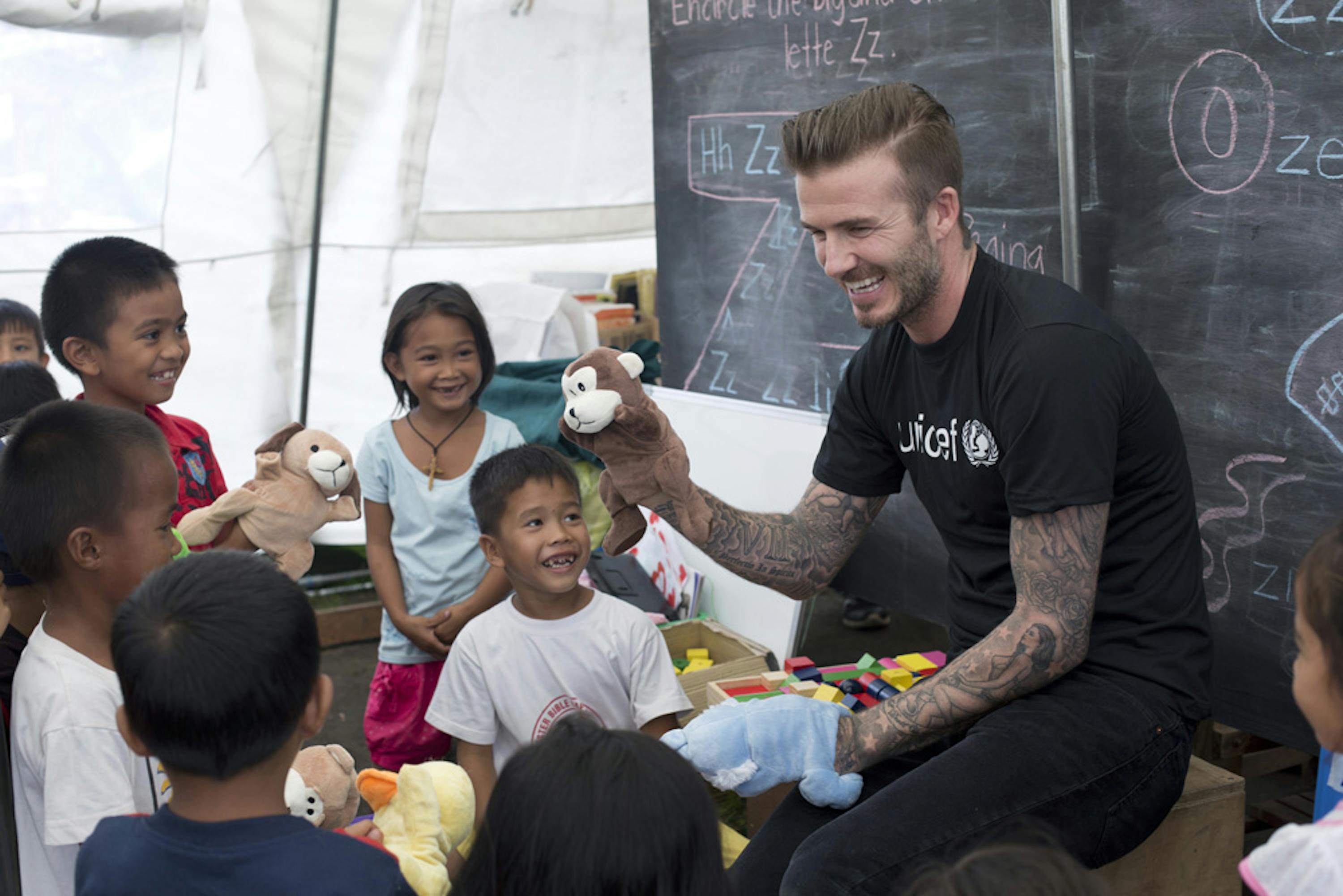 David Beckham in uno dei momenti trascorsi con i bambini di Tacloban (Filippine) sopravvissuti al tifone Haiyan - ©UNICEF/Per-Anders Pettersson