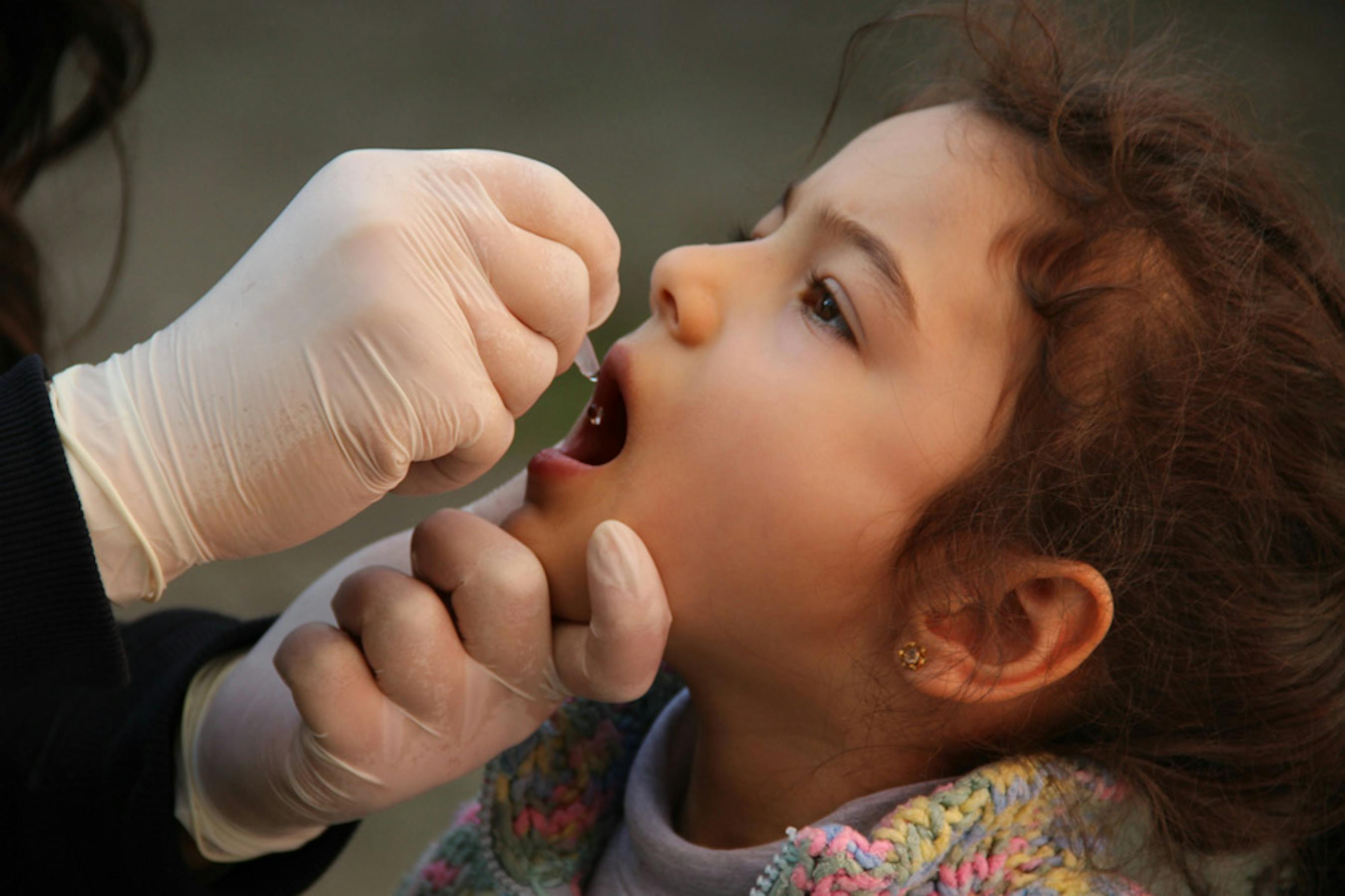 Una bambina riceve una dose di vaccino a Osmaniye (Turchia) nell'ambito della campagna regionale antipolio in corso in questi mesi - ©UNICEF Turchia/2014/Yurtsever