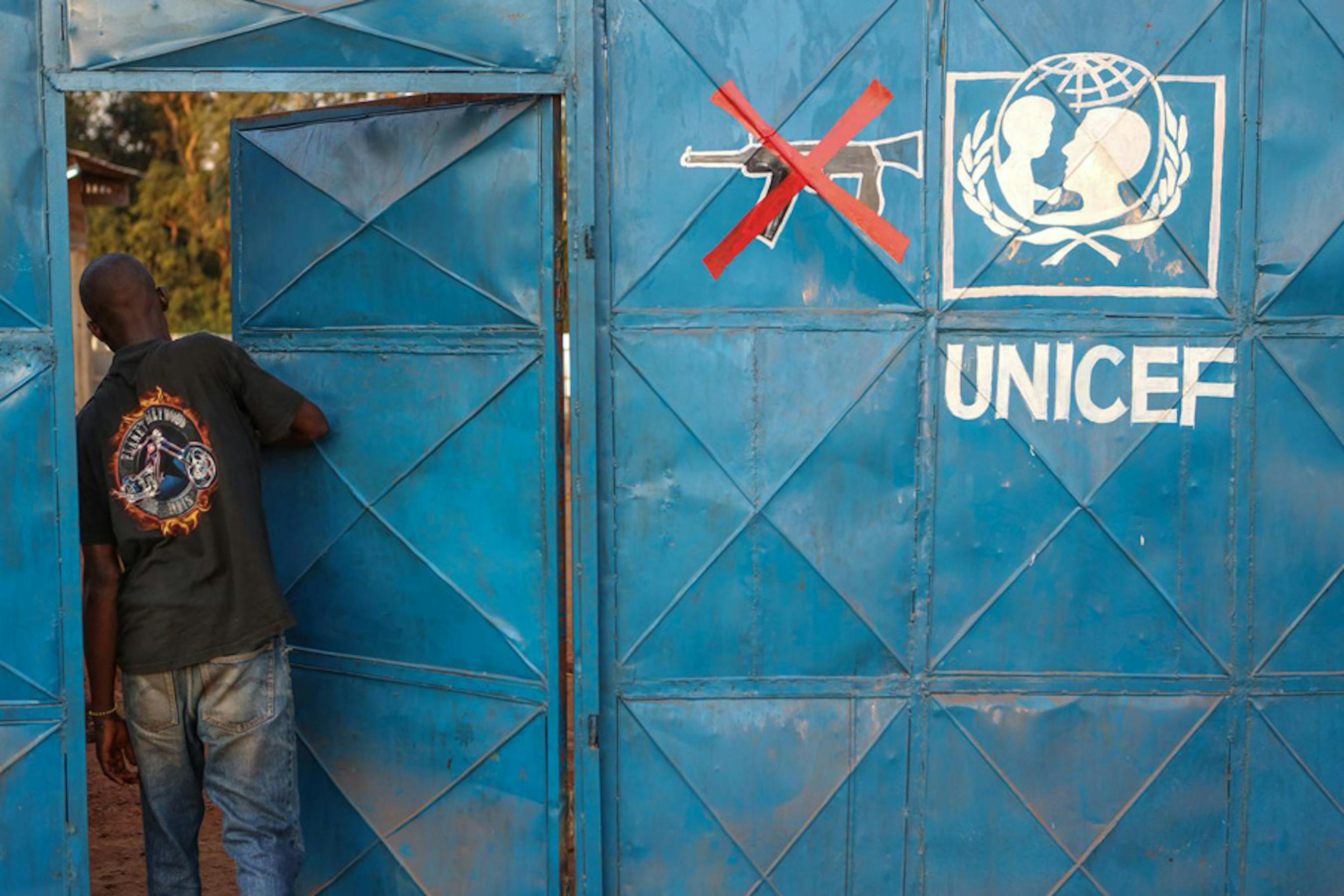 L'ingresso di un centro per il recupero dei minori smobilitati da esercito e milizie a Bria (Repubblica Centrafricana) - ©UNICEF/NYHQ2012-2305/Jordi Matas