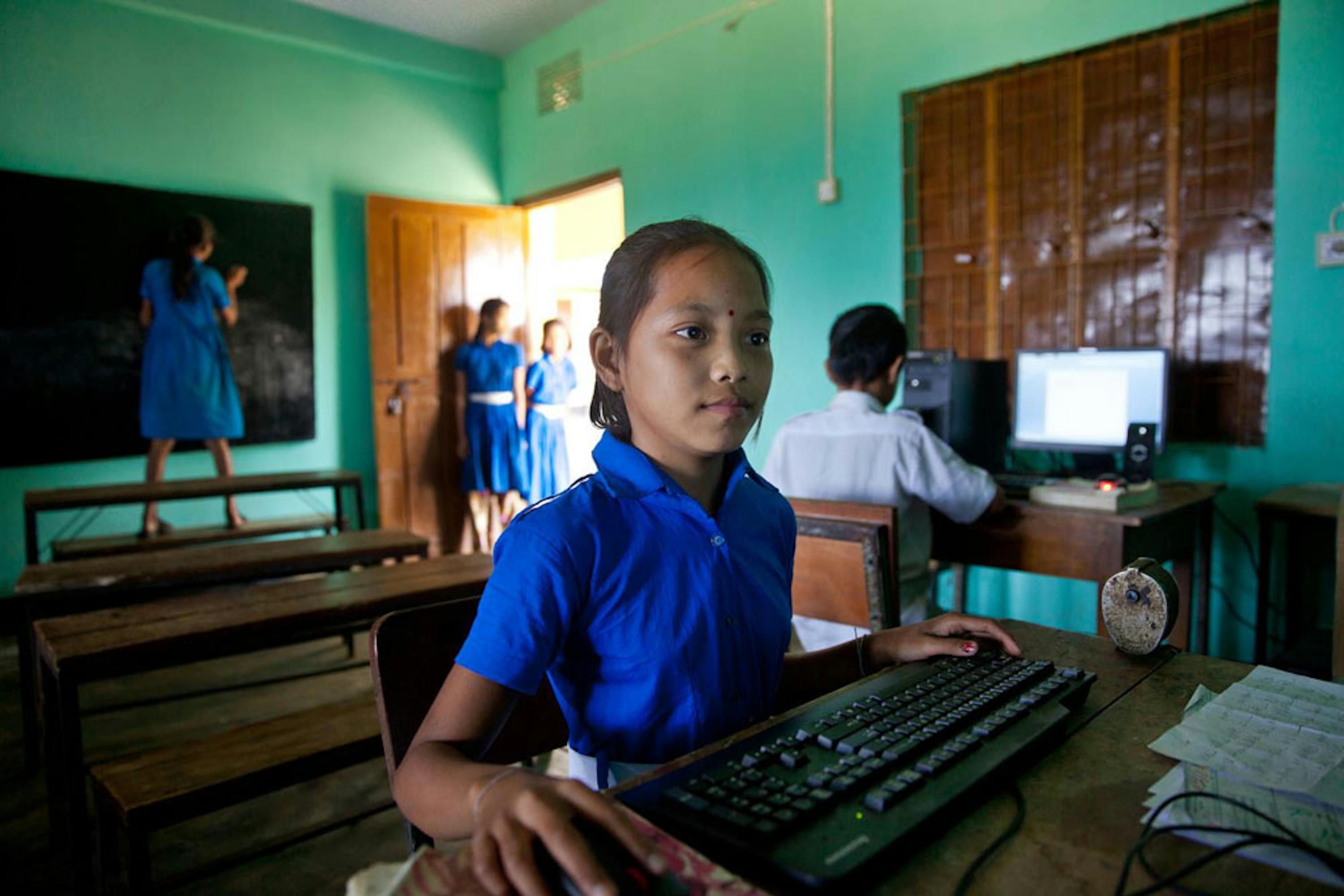 Anamika (10 anni) studia nella scuola del villaggio di Golachhari (Bangladesh), dove si applicano metodologie UNICEF per favorire la partecipazione delle bambine - ©UNICEF Bangladesh/2014-0364/Jannatul Mawa