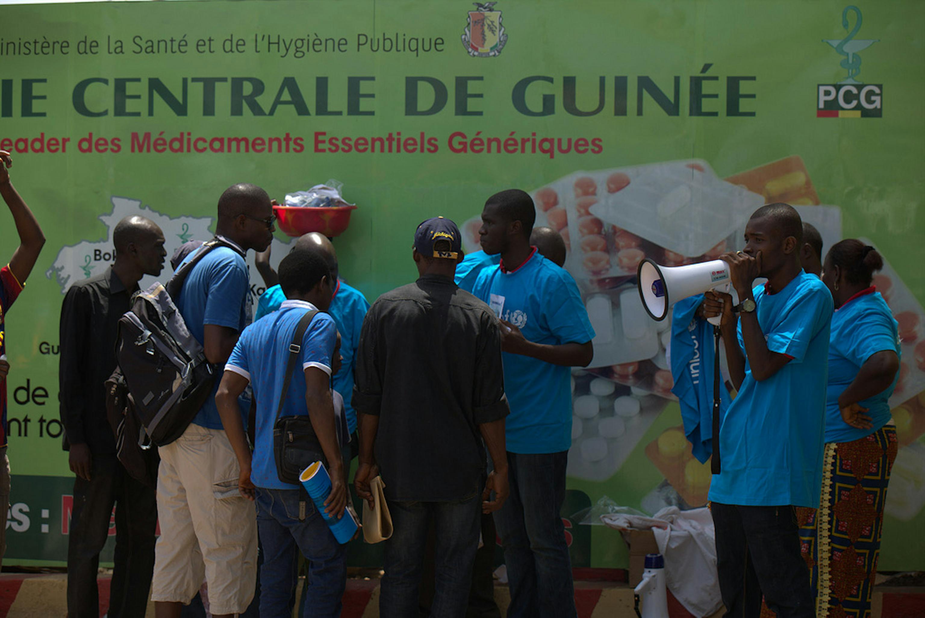 Un team sanitario dell'UNICEF avvisa la popolazione di Conakry (capitale della Guinea) sulle misure per evitare il contagio del virus Ebola - ©UNICEF Guinea/2014