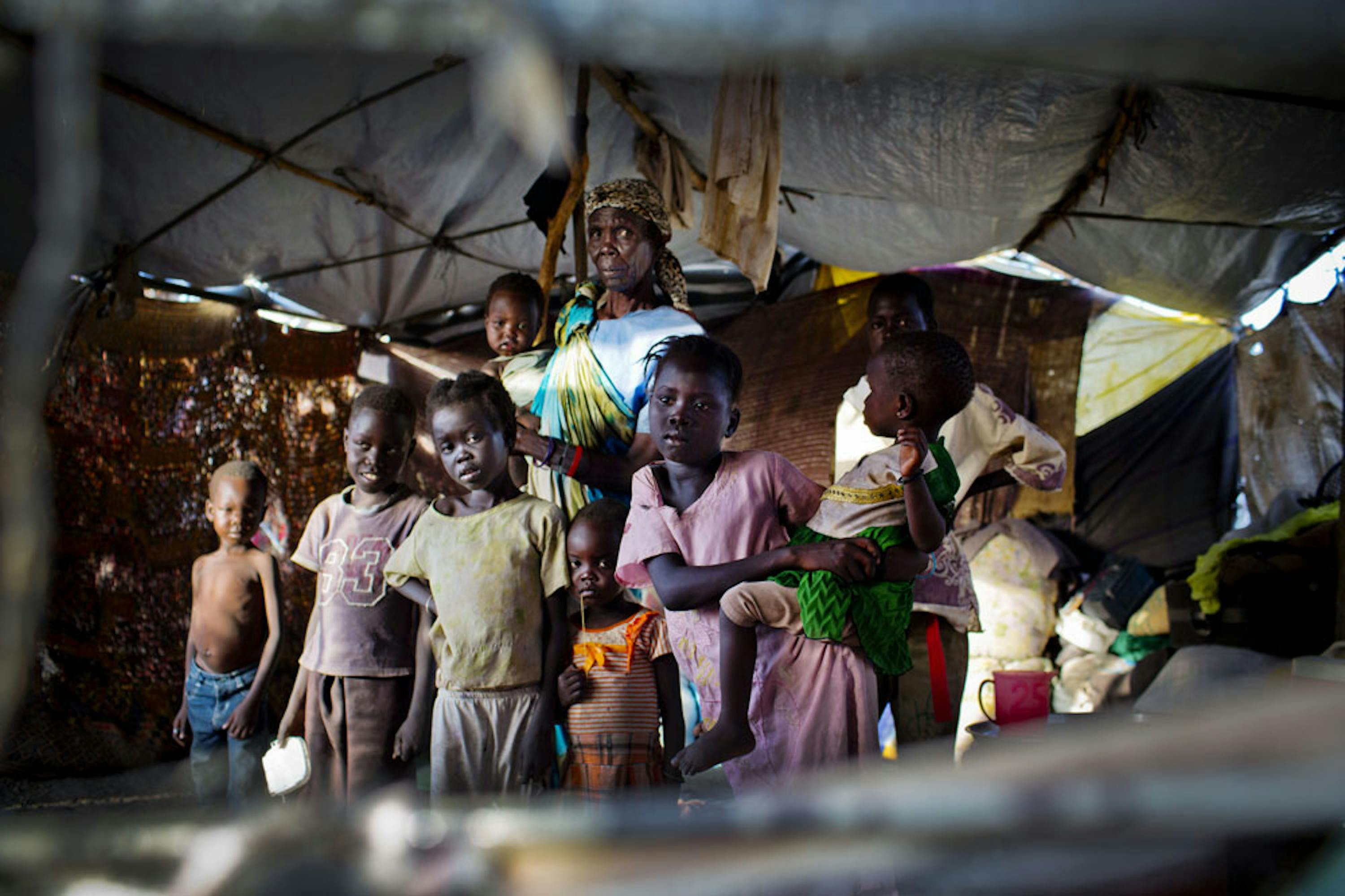 Sfollati nella base dei caschi blu ONU di Malakal (Sud Sudan), dove hanno trovato rifugio circa 16.000 persone in fuga dagli scontri armati - ©UNICEF/NYHQ2014-0421/Holt