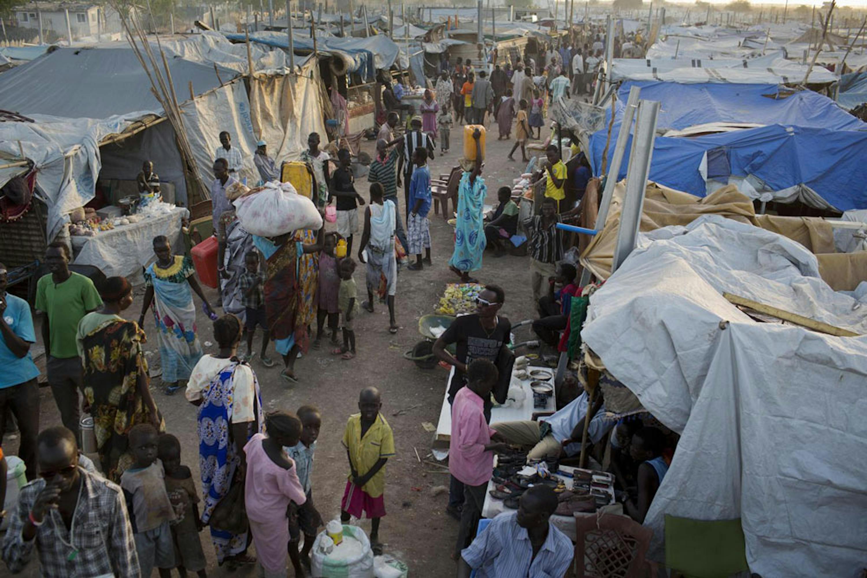 A metà aprile sono 68.000 i civili rifugiatisi presso 8 basi militari della missione ONU in Sud Sudan (UNMISS) come questa, nella città di Malakal - ©UNICEF/NYHQ2014-0432/Kate Holt