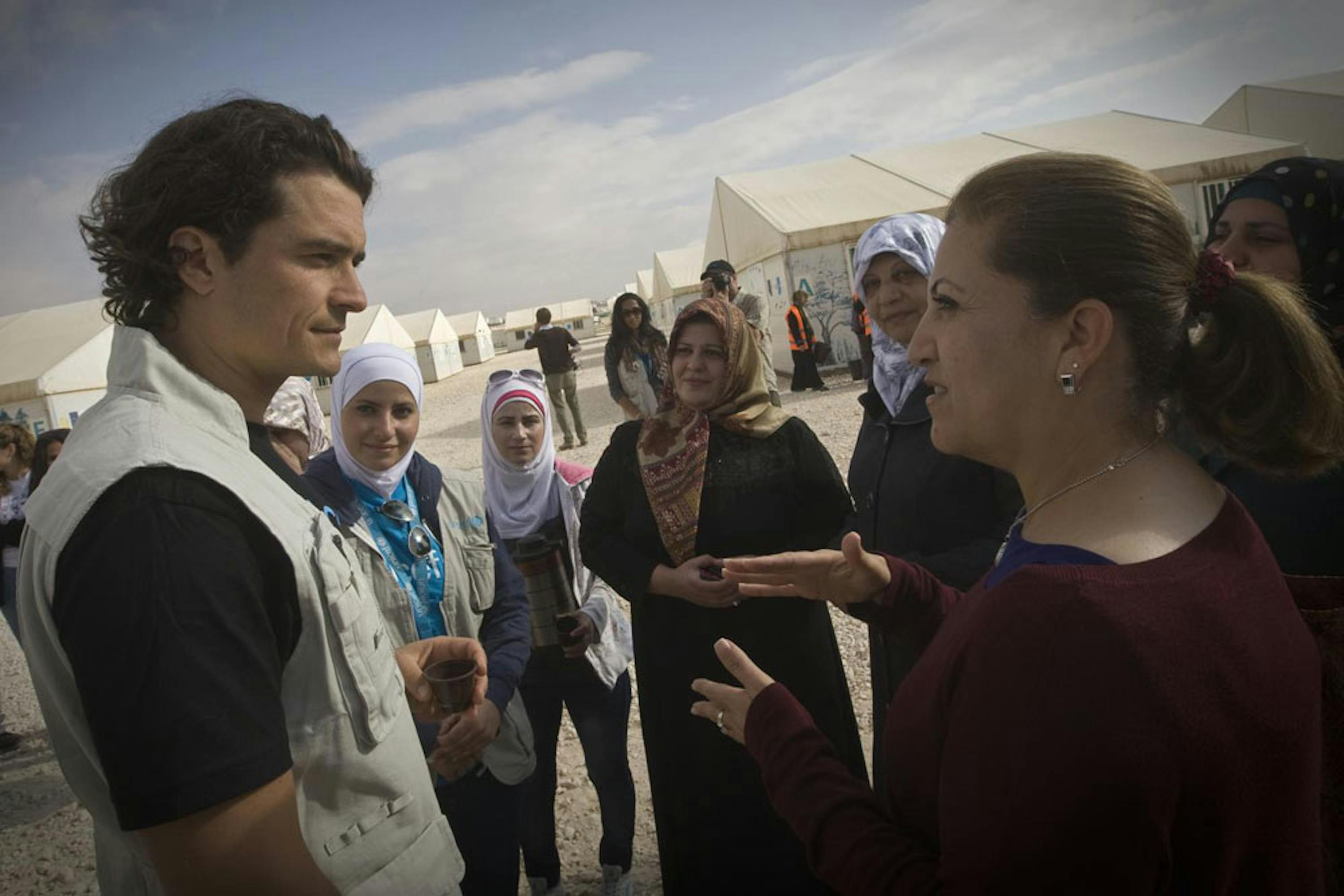 Orlando Bloom parla con Shorouq Fakhouri, responsabile UNICEF per le attività educative nel campo profughi di Za'atari (Giordania) - ©UNICEF/NYHQ2014-0440/Giovanni Diffidenti