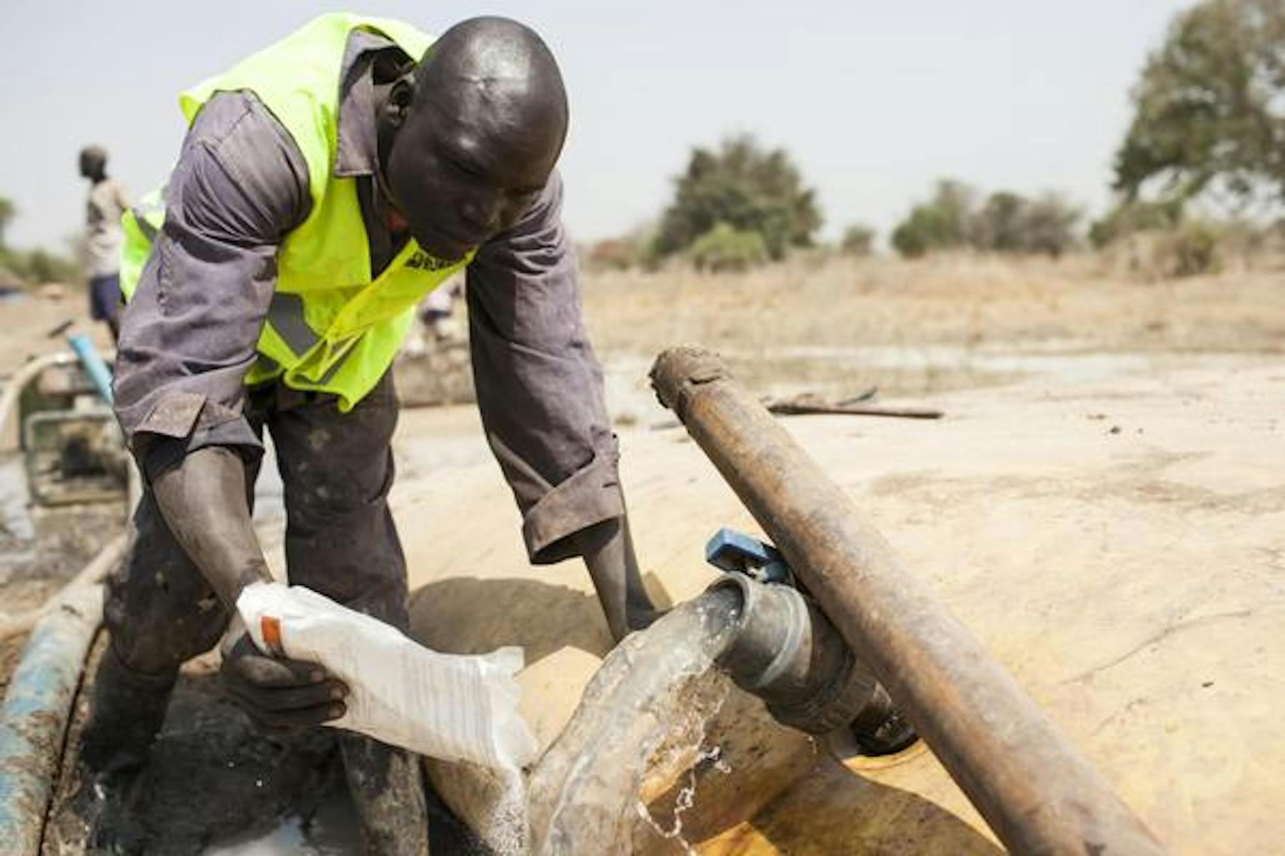 Clorurazione dell'acqua di un pozzo  nel campo profughi di Mingkaman che ospita persone sradicate dalla violenza a Bor, capitale dello Stato di Jonglei, Sud Sudan. © UNICEF-NYHQ2014-0218-MACKENZIE KNOWLES-COURSIN