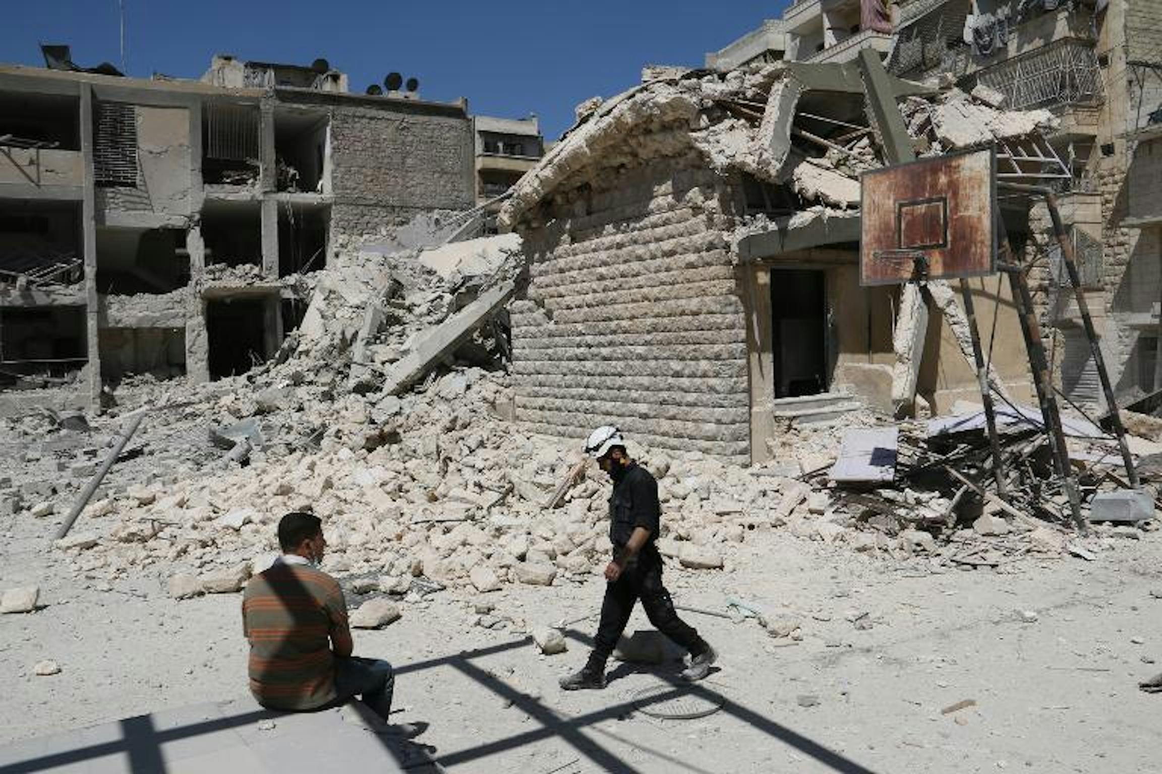 Le macerie della scuola Ain Jalout di Aleppo bombardata il 30 aprile 2014 - ©AFP Photo/Zein Al-Rifai