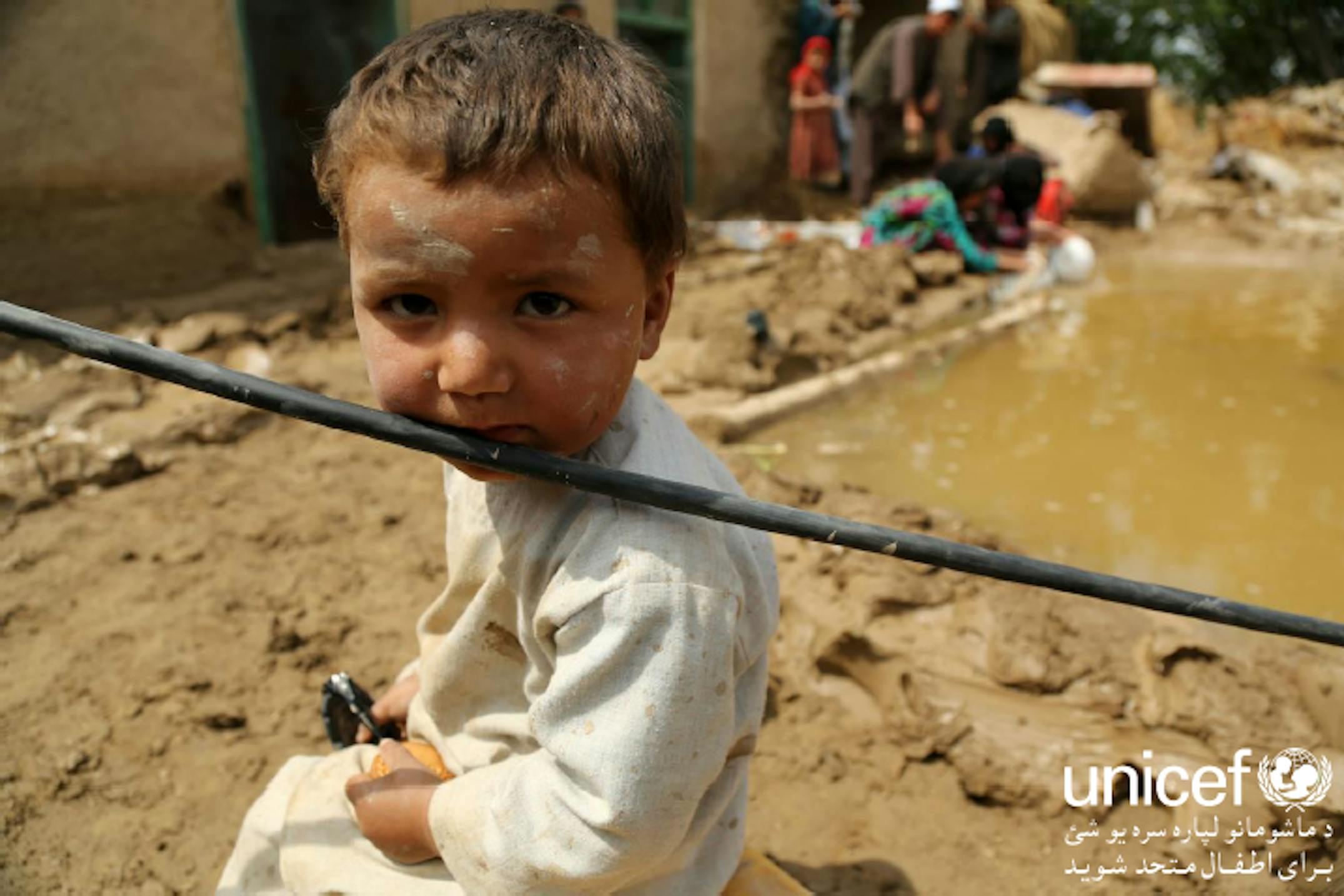 Un bambino in una zona alluvionata a Shaberghan (Afghanistan) - ©UNICEF Afghanistan/2014/Rajat Madhok