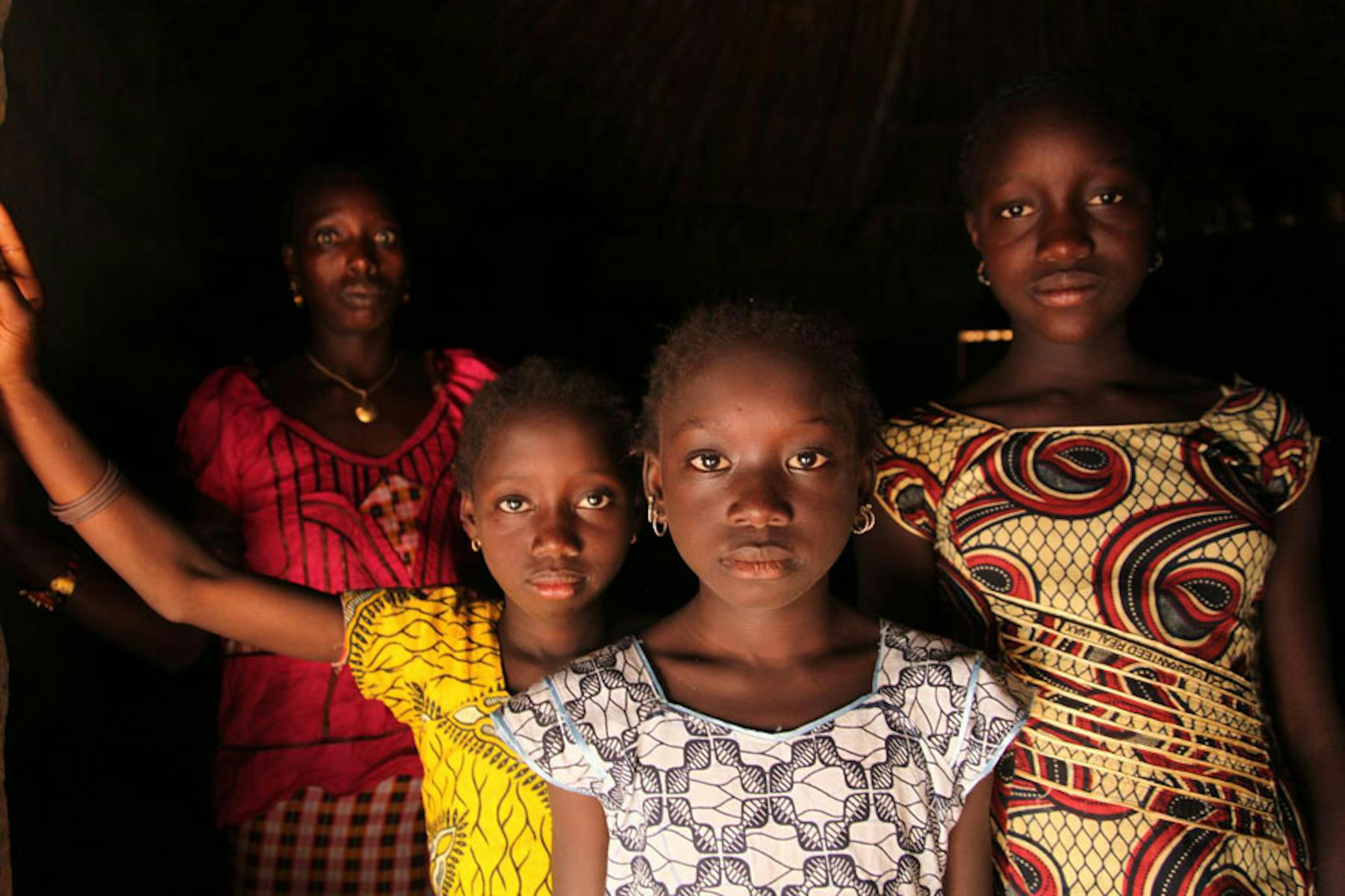 Madre e figlie a Cambadju, il primo villaggio della Guinea Bissau ad avere ufficialmente abolito le mutilazioni genitali femminili nel proprio territorio - ©UNICEF/NYHQ2012-2159/LeMoyne