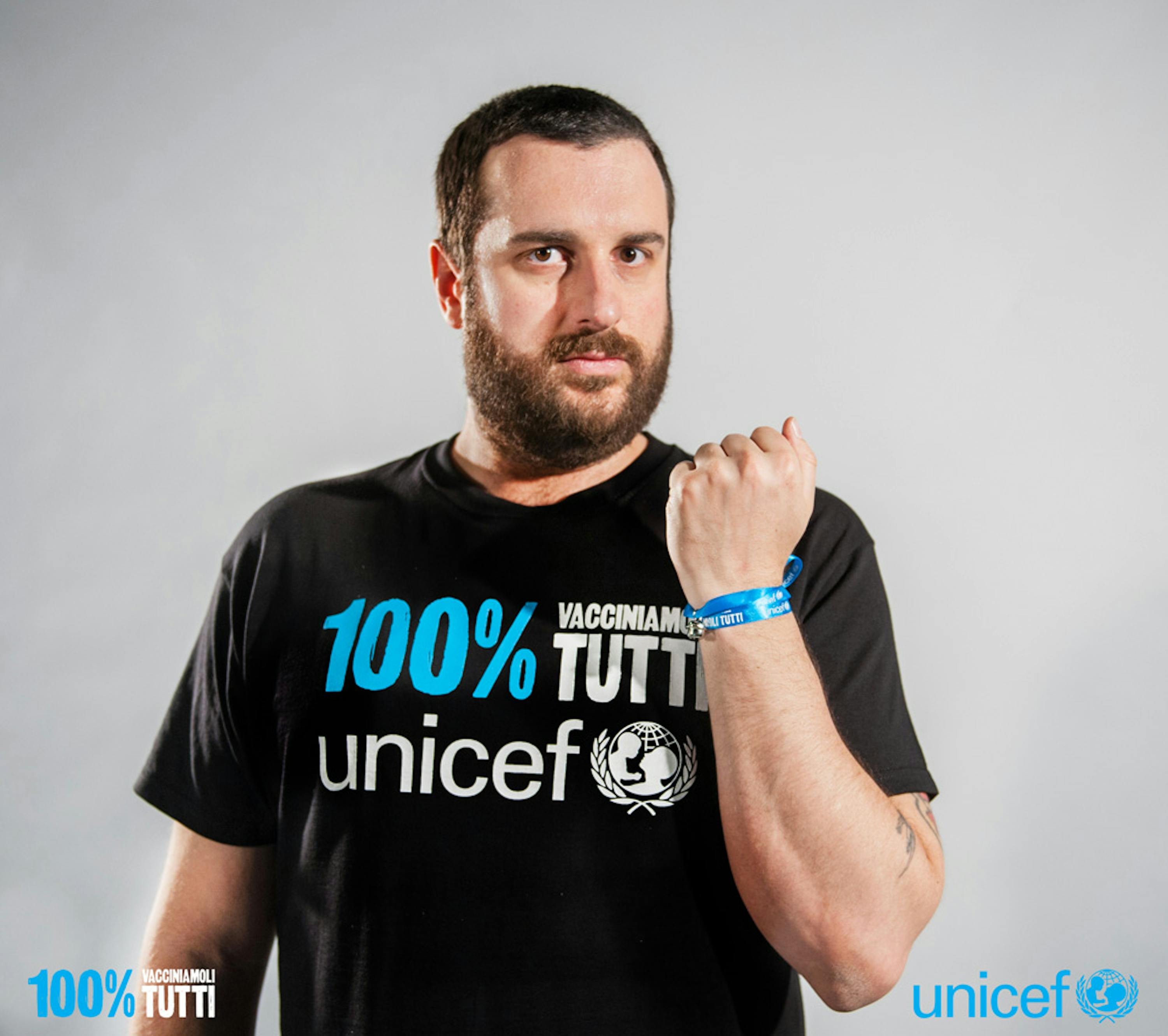 Costantino della Gherardesca con il campanellino simbolo della campagna UNICEF 