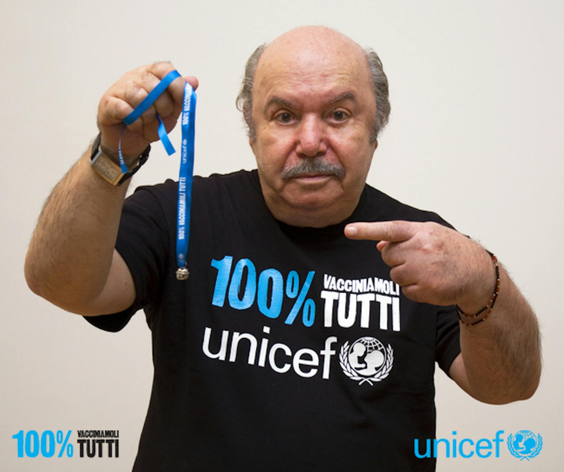 Lino Banfi con il campanellino simbolo della campagna UNICEF 