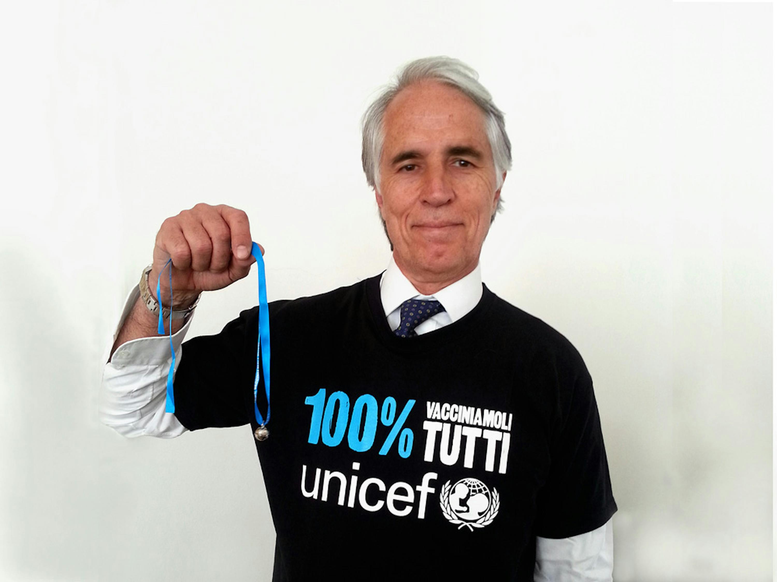 Il presidente del CONI Giovanni Malagò con il campanello della campagna UNICEF 