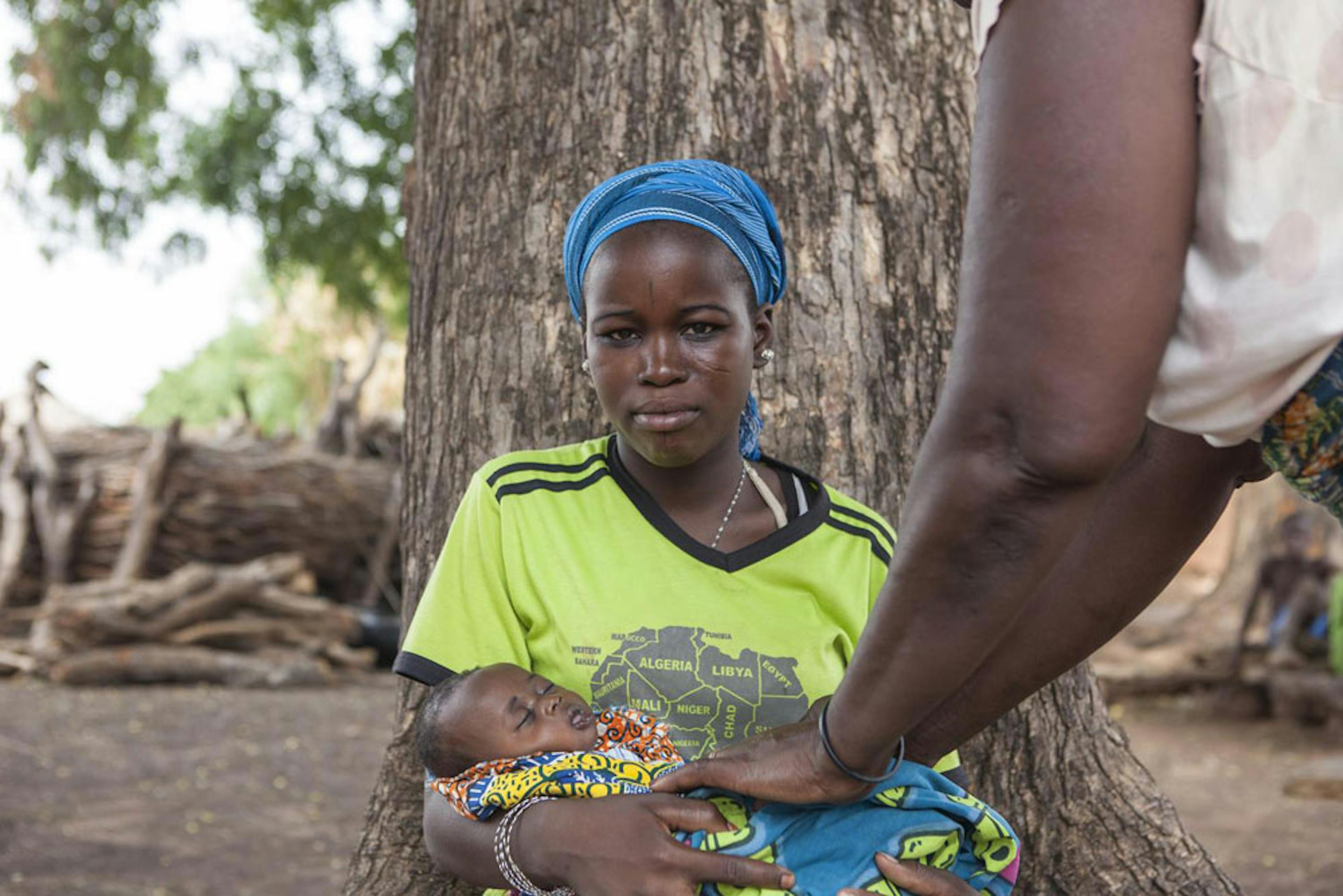 Hassana con il piccolo Abdul, 2 mesi. Nella regione del nord del Ghana in cui vive, oltre un terzo delle donne si sposa in età minorile - ©UNI162264/Glenna Gordon