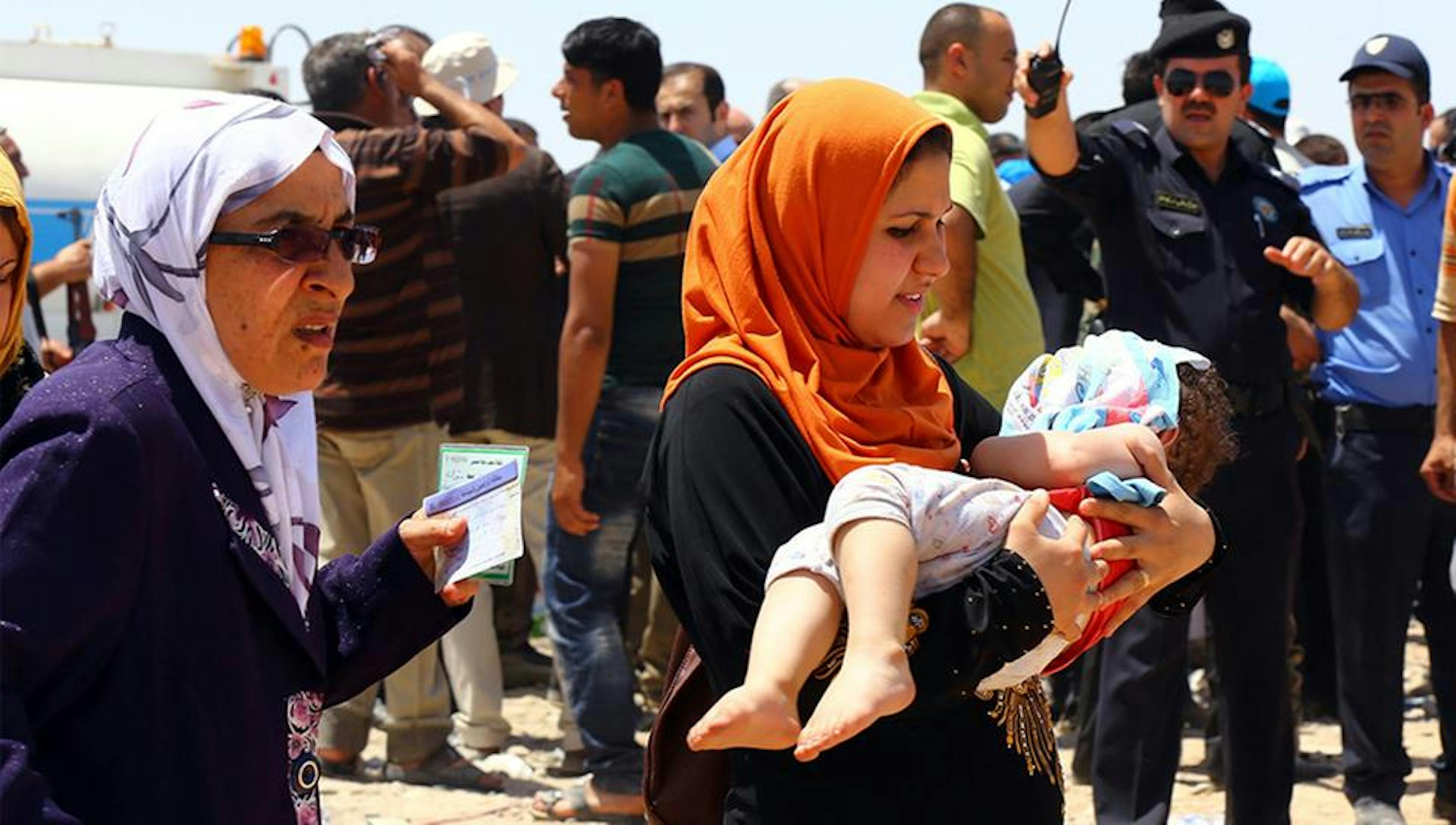 Famiglie con bambini in fuga da Mosul (Iraq) caduta in mano alle milizie fondamentaliste - ©Reuters