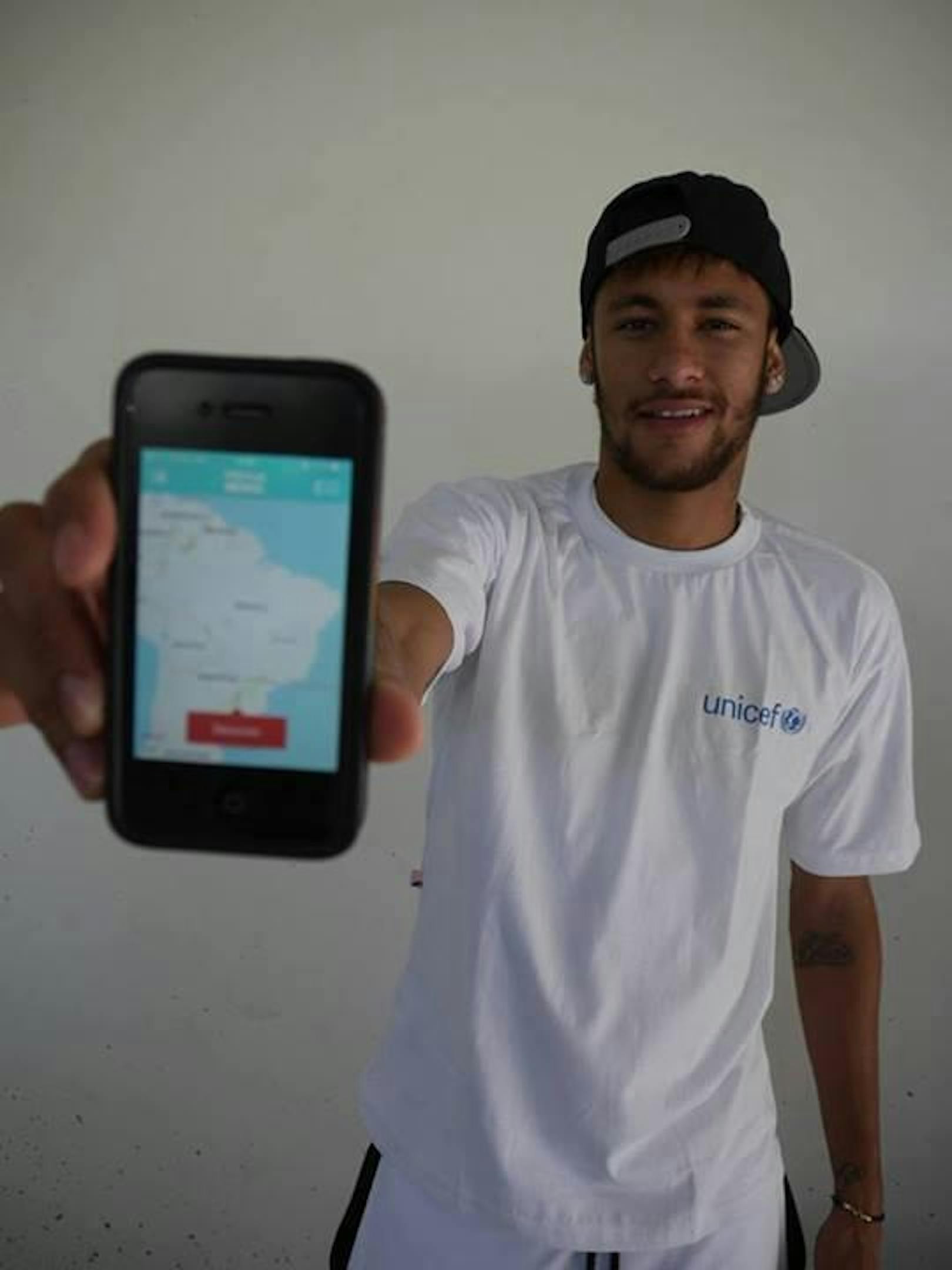La star del Brasile Neymar Jr. con la app UNICEF 