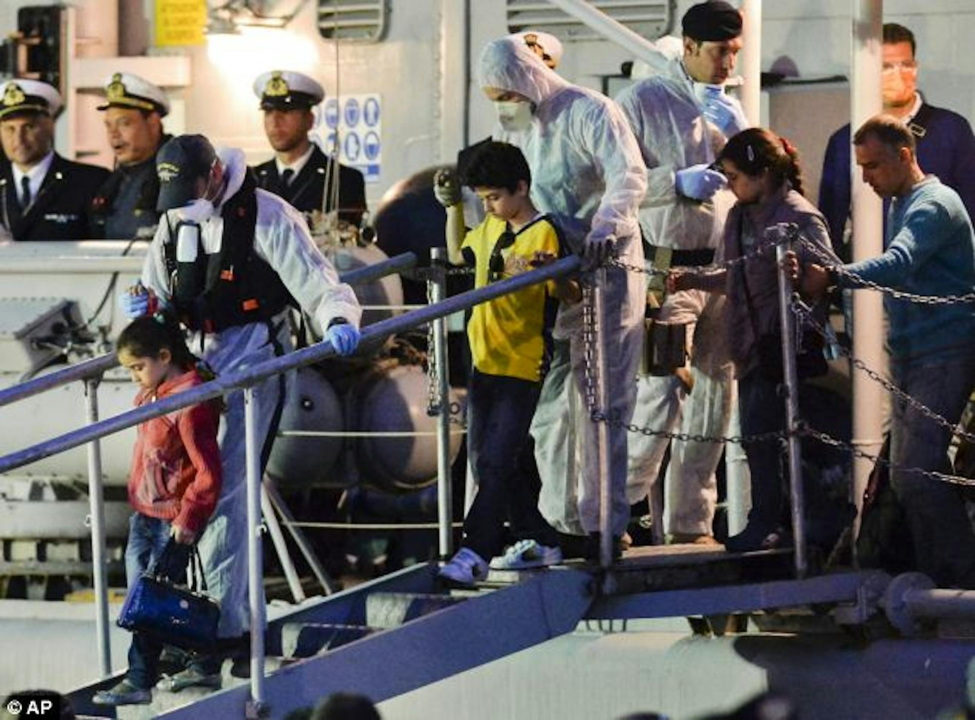 Le operazioni di sbarco nel porto di Catania di 200 migranti (in gran parte donne e bambini) salvati dalla fregata 