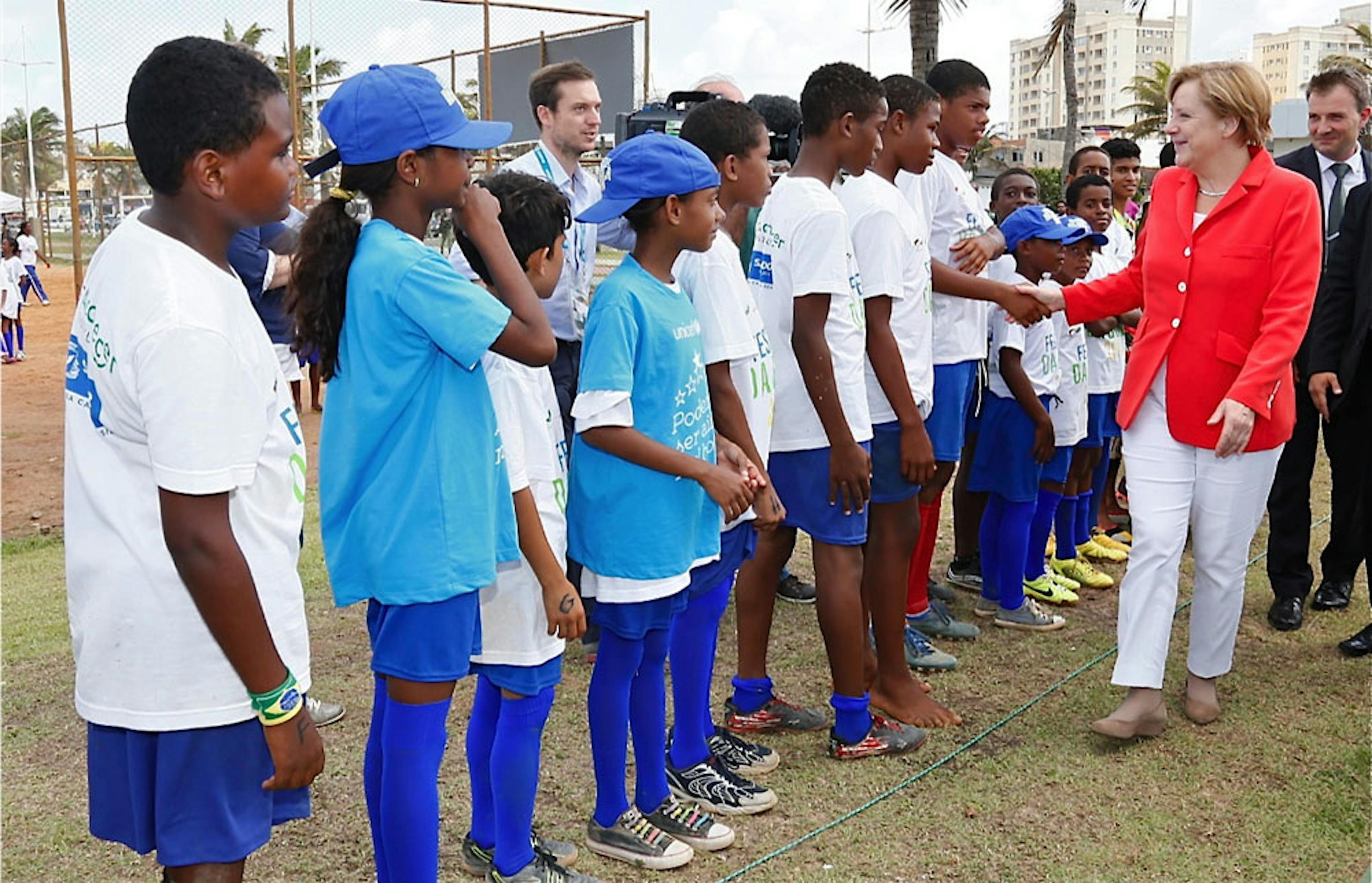 Angela Merkel con i bambini di Salvador de Bahia coinvolti nel progetto 