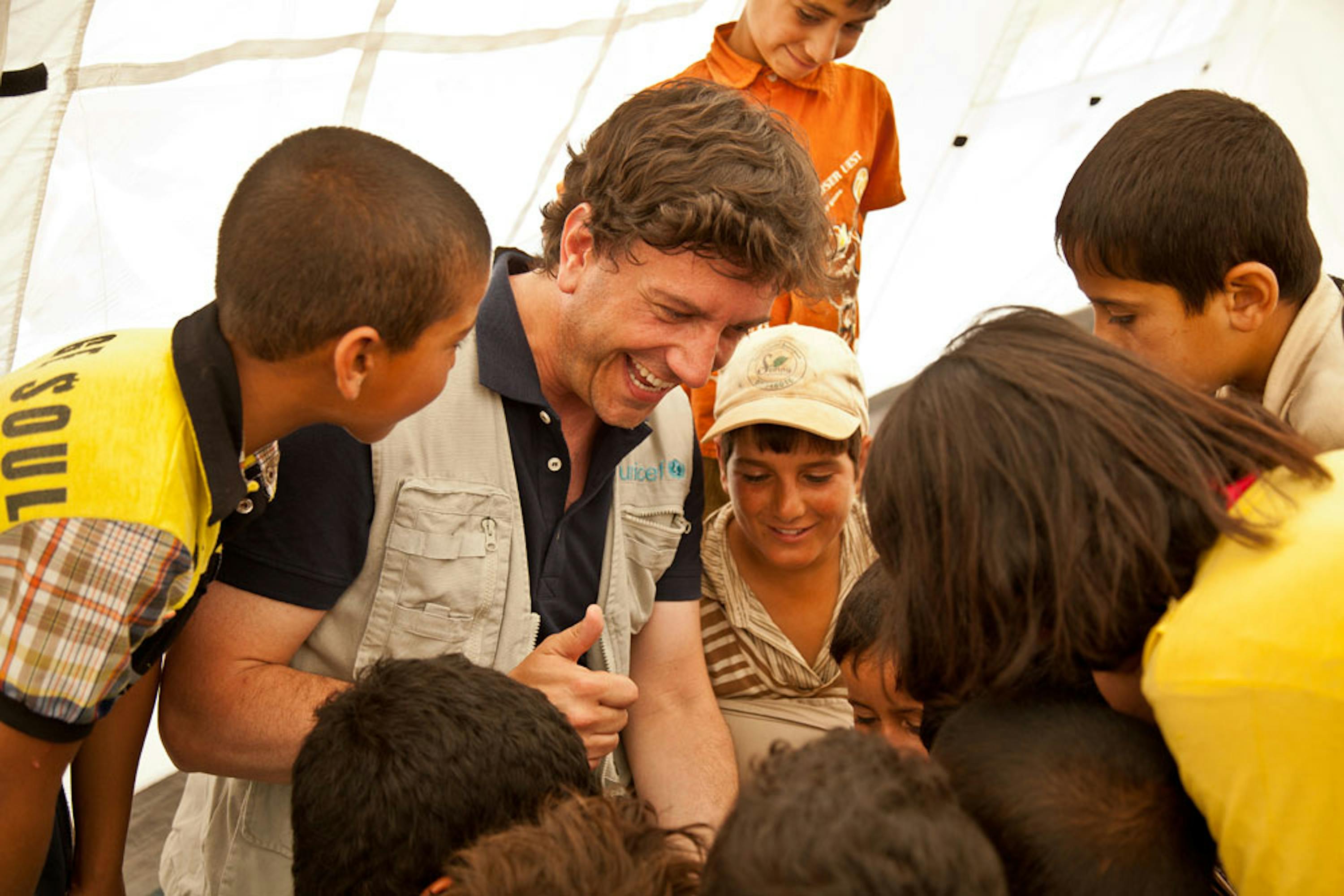 Il portavoce dell'UNICEF Italia Andrea Iacomini con alcuni bambini siriani in un campo profughi del Libano, giugno 2014 - ©Alberto Rinonapoli/UNICEF Italia/2014