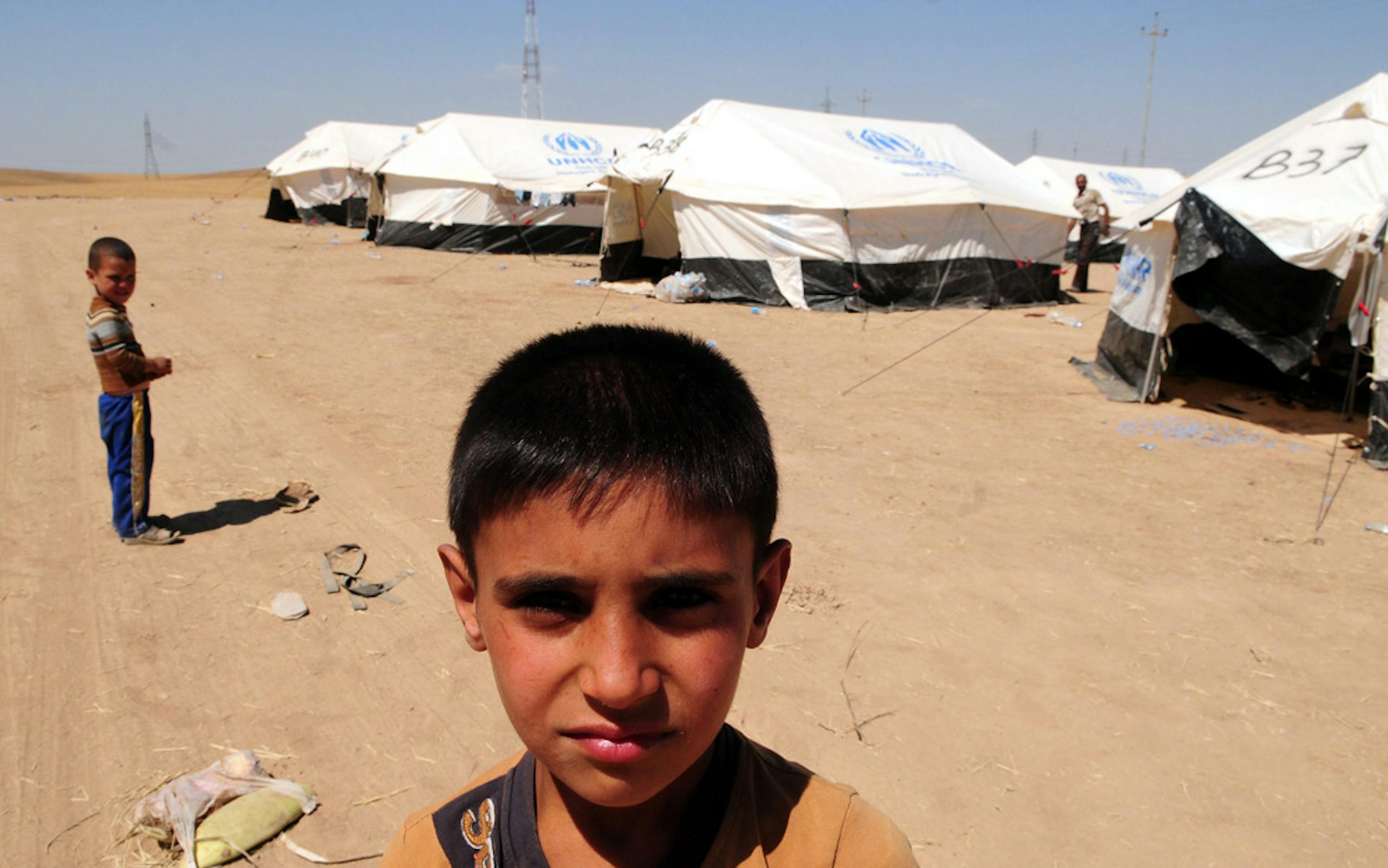 Un bambino sfollato da Tal Afar, città del nord dell'Iraq oggetto di feroci combattimenti, in un campo per sfollati allestito intorno ad Erbil (Iraq) - ©EPA/STR/Landov