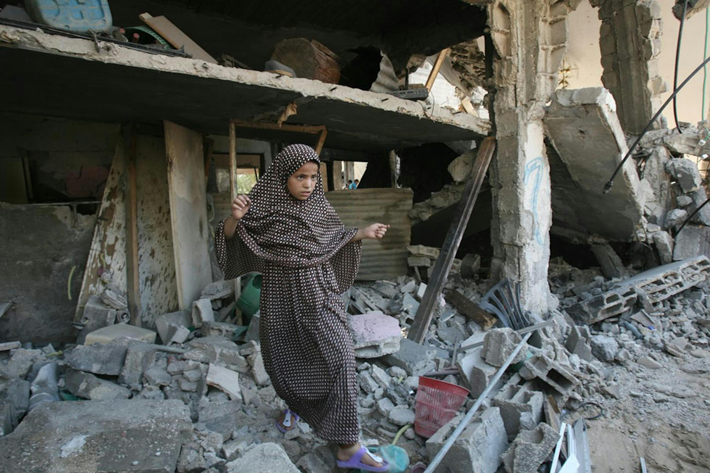 Una bambina palestinese fra le macerie della sua casa distrutta da un attacco aereo a Khan Yunis, nel sud della Striscia di Gaza - ©UNICEF/NYHQ2014-0895/Iyad El Baba