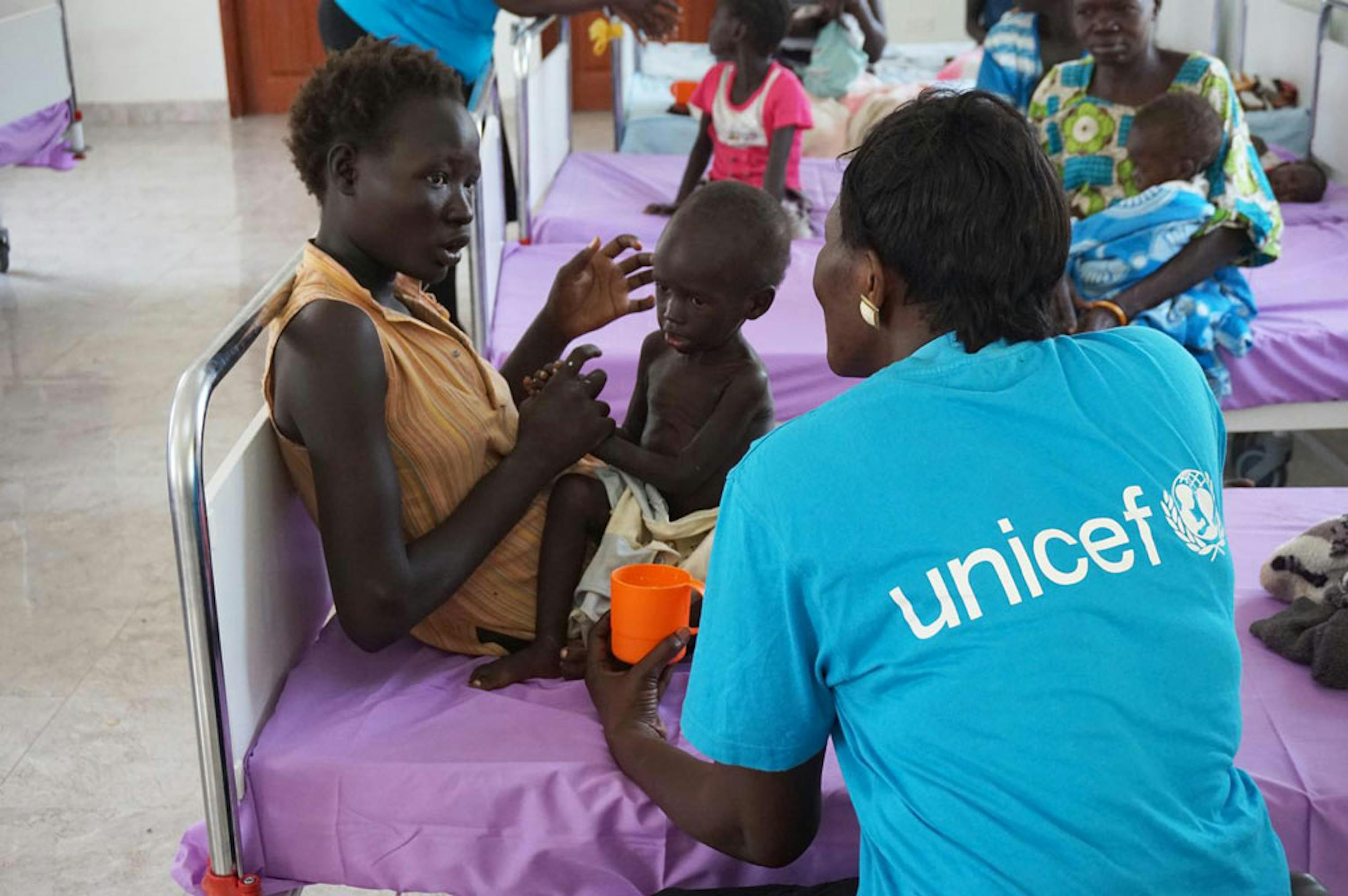 Bol Akol, 2 anni, riceve una terapia nutrizionale di urgenza che gli salverà la vita in un centro sanitario specializzato a Juba, Sud Sudan - ©PFPG2014P-0753/Elrington