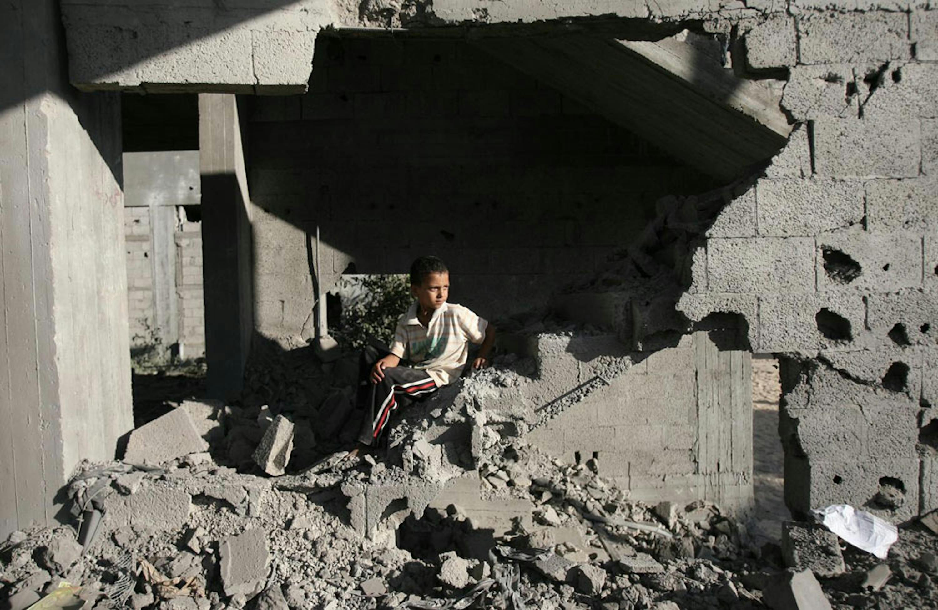 Un ragazzino palestinese fra le macerie di un edificio bombardato a Rafah, nella Striscia di Gaza - ©UNICEF/NYHQ2014-0984/Iyad El Baba