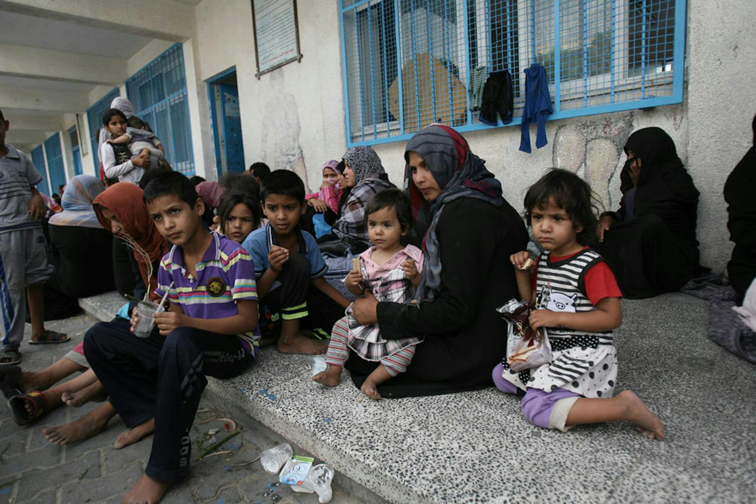 Bambini e donne in una delle 83 scuole dell'UNRWA (l'agenzia delle Nazioni Unite per i Palestinesi) adibite a rifugi per i civili. Tre di queste scuole sono state colpite dai raid israeliani nell'ultima settimana - ©UNICEF/NYHQ2014-0975/Iyad El Baba