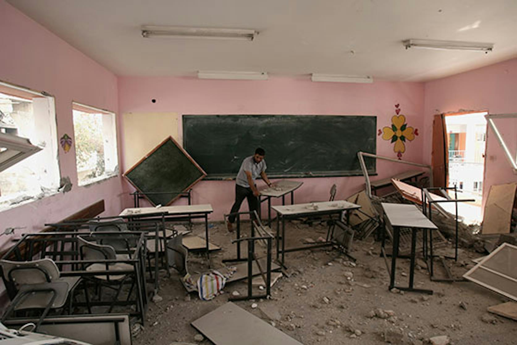 L'interno di una scuola della Striscia di Gaza devastata dai bombardamenti israeliani - ©UNICEF/NYHQ2014-1376/El Baba